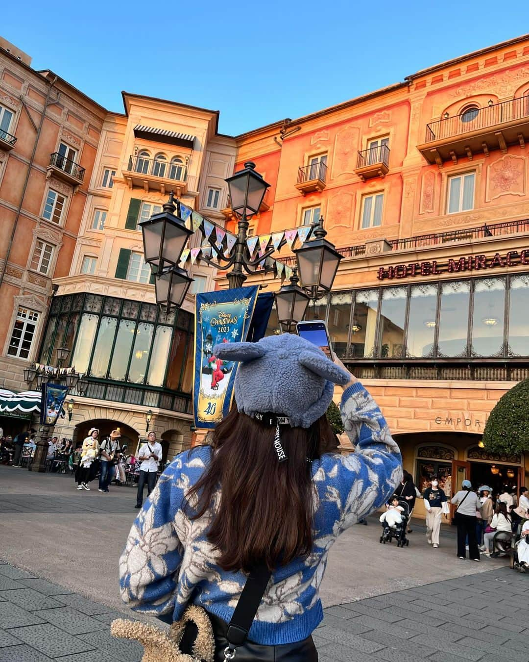 戸田れいさんのインスタグラム写真 - (戸田れいInstagram)「先日行ったシーの写真たち⛴️🐭🏰  写真撮ってる後ろ姿こっそり撮り合うわたしたち☺️  後々写真もらってから気付くパターン多いです🫶🏻  この日はものすごく天気が良くて、なんなら暑すぎて上着コインロッカーに預けたよね🫠  天気がいいと空ばかり撮っちゃうから、カメラロールが一面青くなってて好き🩵💙  シーはどこを撮ってもお洒落でキラキラしていて絵になるから本当に大好き😌  次行けるのはイースターの季節かな🌷🐰🥚  写真を見返してそんな思い出に浸りながら空港でのんびり過ごしております✈️  明日はボートレース宮島⛩️よろしくね🐒」11月14日 13時45分 - rei_toda