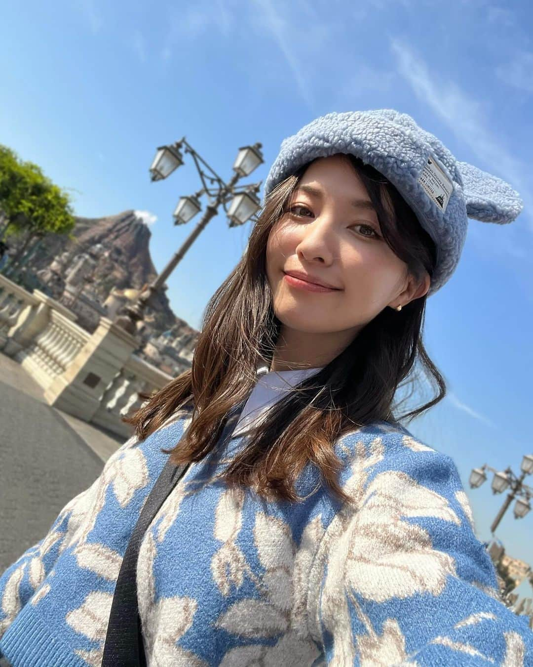 戸田れいのインスタグラム：「先日行ったシーの写真たち⛴️🐭🏰  写真撮ってる後ろ姿こっそり撮り合うわたしたち☺️  後々写真もらってから気付くパターン多いです🫶🏻  この日はものすごく天気が良くて、なんなら暑すぎて上着コインロッカーに預けたよね🫠  天気がいいと空ばかり撮っちゃうから、カメラロールが一面青くなってて好き🩵💙  シーはどこを撮ってもお洒落でキラキラしていて絵になるから本当に大好き😌  次行けるのはイースターの季節かな🌷🐰🥚  写真を見返してそんな思い出に浸りながら空港でのんびり過ごしております✈️  明日はボートレース宮島⛩️よろしくね🐒」