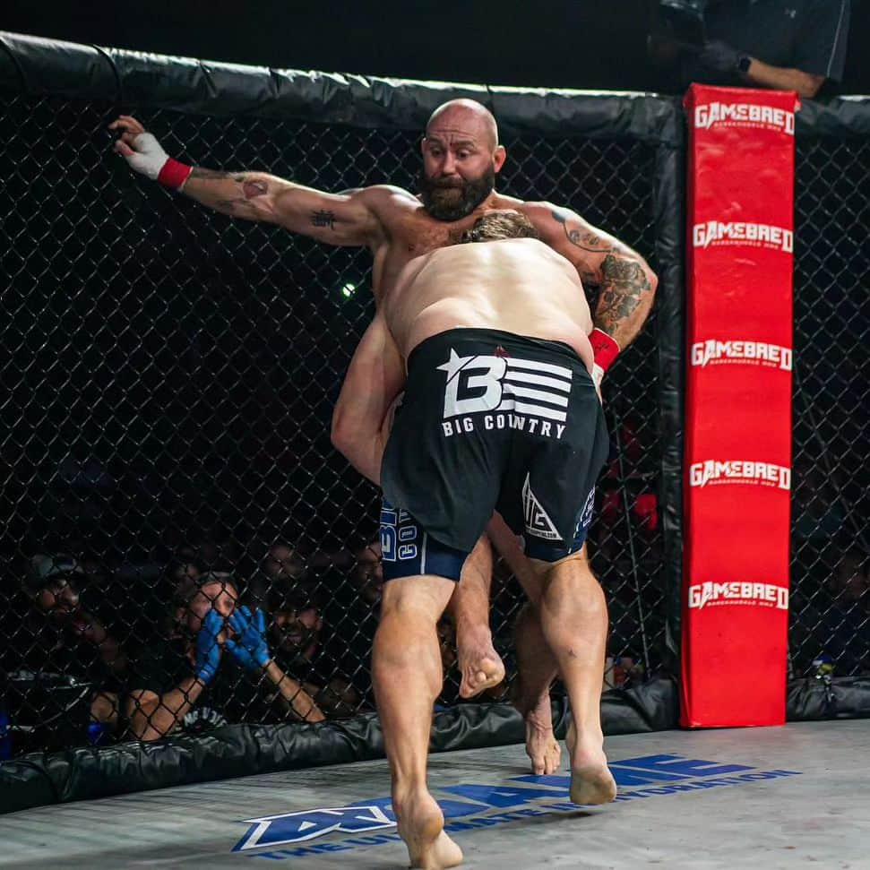 ロイ・ネルソンのインスタグラム：「Monday Mailbag!  Look at those calfs and winners from this weekend? Congrats to @alexpoatanpereira  and @tomaspinallofficial for their new 🏆 championship belts.   Minus 1 fence grab Per the ref at the fn rules meeting. 12-15 min on top. And the only one close to finishing the fight.」