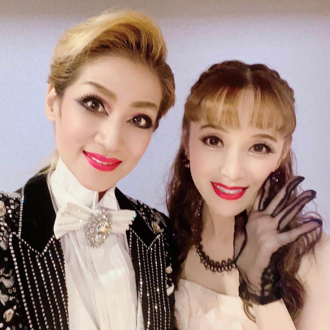 美乃杏花さんのインスタグラム写真 - (美乃杏花Instagram)「☆ 日曜日は、鳴海じゅんさんと奈良にある有料老人ホームにて、宝塚OGコンサートをさせて頂きました🎤  みんなで一緒に楽しく歌おうコーナーでは、入居者の皆様も大きな声で歌って下さったり、涙を流しながら私達の歌を聴いて下さる方もいらして、心が温かくなるひとときでした☺️  お声掛け頂きましたご縁に感謝しております🙏✨  お世話になりました皆様 ありがとうございました😊💕  またの機会がありますように✨✨  #有料老人ホーム #慰安コンサート #宝塚ogショー #元宝塚歌劇団 #宝塚og #鳴海じゅん #美乃杏花」11月14日 13時36分 - yoshinokyoka.81