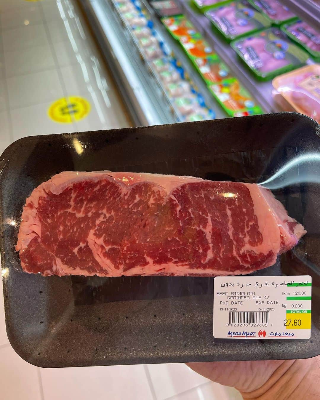 三好ジェームスのインスタグラム：「カタール🇶🇦の肉事情を調査！  supermarketでは日本の和牛はほとんどない。  オーストラリア産のアンガス牛や一部オーストラリア和牛も。  豚が食べれられないため、ソーセージも牛肉か鶏肉を使ったものがメイン。  #カタール #肉事情 #Qatar #ハラル #halal」