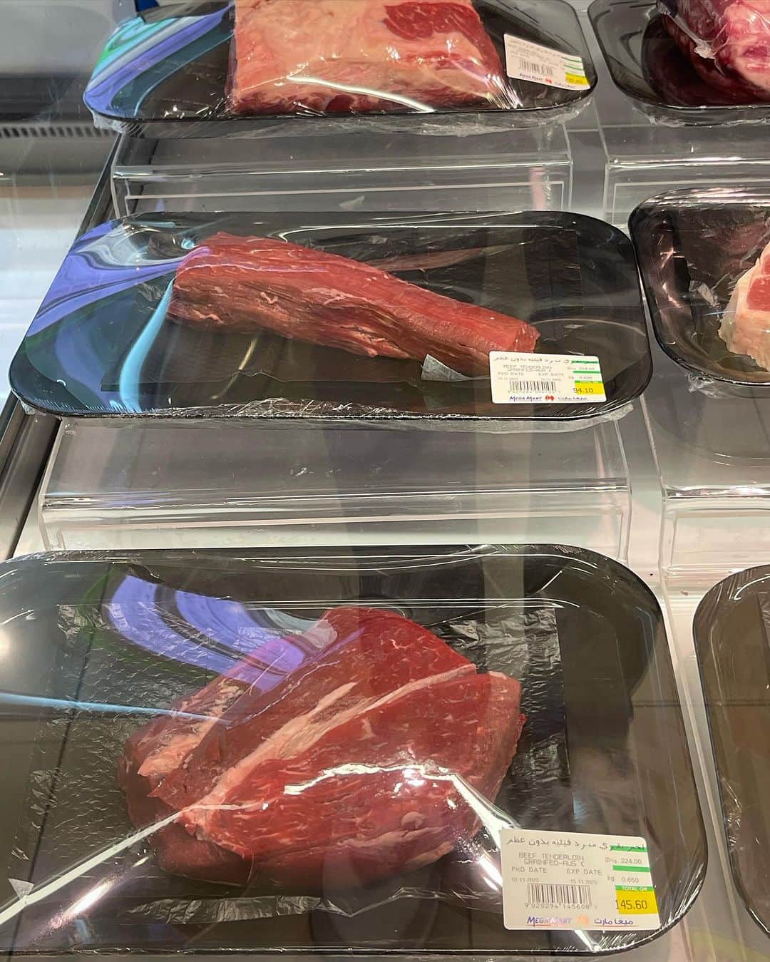 三好ジェームスさんのインスタグラム写真 - (三好ジェームスInstagram)「カタール🇶🇦の肉事情を調査！  supermarketでは日本の和牛はほとんどない。  オーストラリア産のアンガス牛や一部オーストラリア和牛も。  豚が食べれられないため、ソーセージも牛肉か鶏肉を使ったものがメイン。  #カタール #肉事情 #Qatar #ハラル #halal」11月14日 13時37分 - james.arita2946