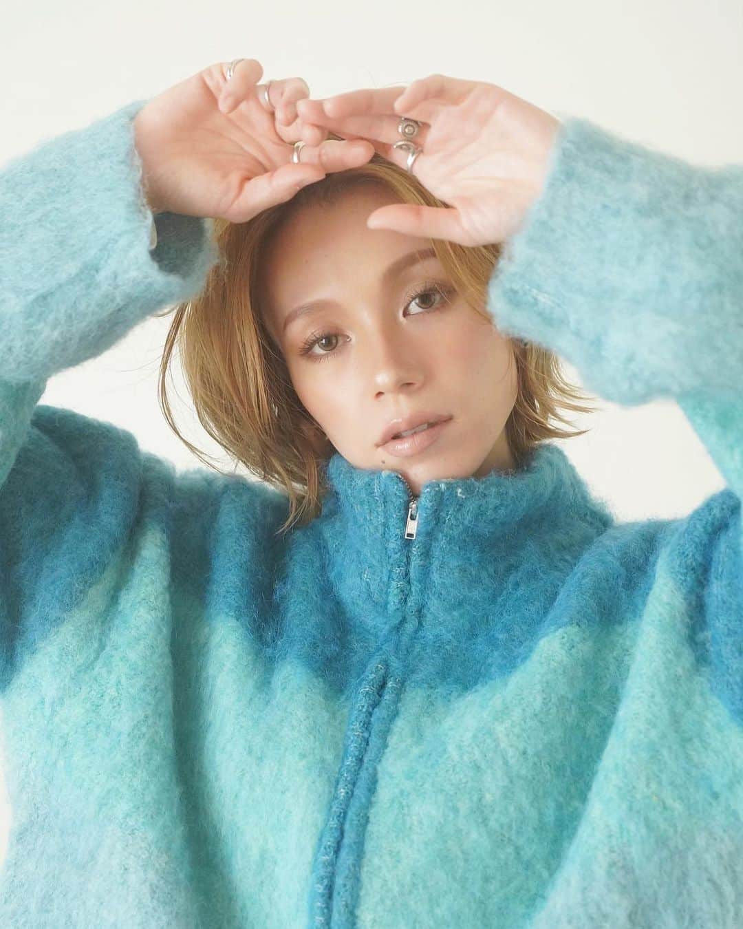 階上実穂のインスタグラム：「𝟣𝟩°𝖢 𝗌𝗎𝗇𝗇𝗒☀︎︎ 急に寒くなったから冬の準備ができてなくて新作ニットたちで過ごす毎日🍃🌱🌿  シャギーニットって女子って感じであんま好きじゃなかったけど、めちゃくちゃあったかいのねー🔥🔥 これなら派手だし良しとしよう✌🏽」