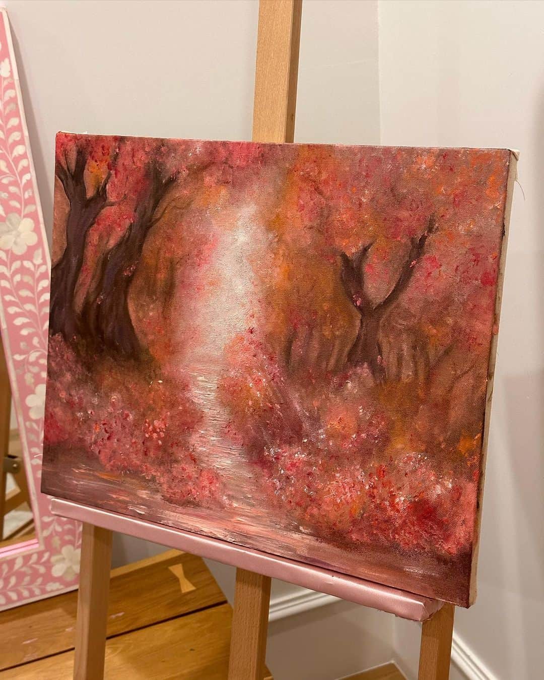 Amber Fillerup Clarkのインスタグラム：「Wanted this one to have her own spot in my feed 🧚‍♀️ (ignore my breathing in the videos 🥲 apparently I hold my breath when I paint and then take deep breaths 😅)」