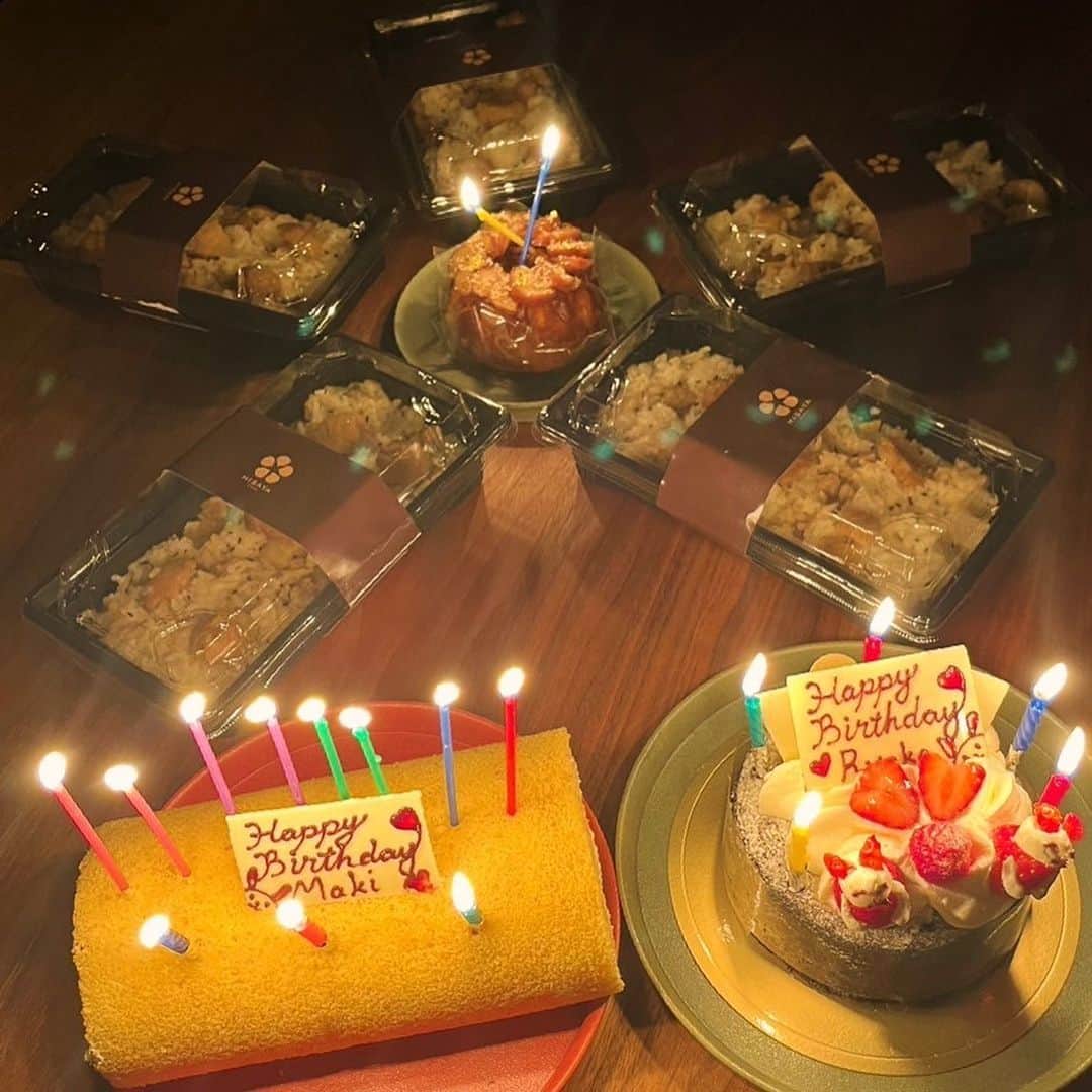 西山茉希さんのインスタグラム写真 - (西山茉希Instagram)「集結。  大切な1人のお誕生日を乾杯🍻 50の節目が嘘みたいなりょこさん♏️ おめでとうとありがとう🎁  #集合写真を子供達が撮ってくれるようになった #自分のケーキも出てきてビツクリ #蠍座O型丑年バースデー #わやさん写真間に合わず🤧  ちびパンさんの陣痛から成長見守ってくれてる山田さんと、肩を並べて歩いている2人の後ろ姿に、突然成長を感じて泣きそうになったのはオマケ話🤫  いつも笑い散らかせてくれてありがと❤️🩷💛💙💜💚  #〆は子供達から強制参加なUNO大会 #大人必死 #シャッフルやめて #主役が負けて完 🤣🤣🤣」11月14日 13時41分 - maki.nshiyama50