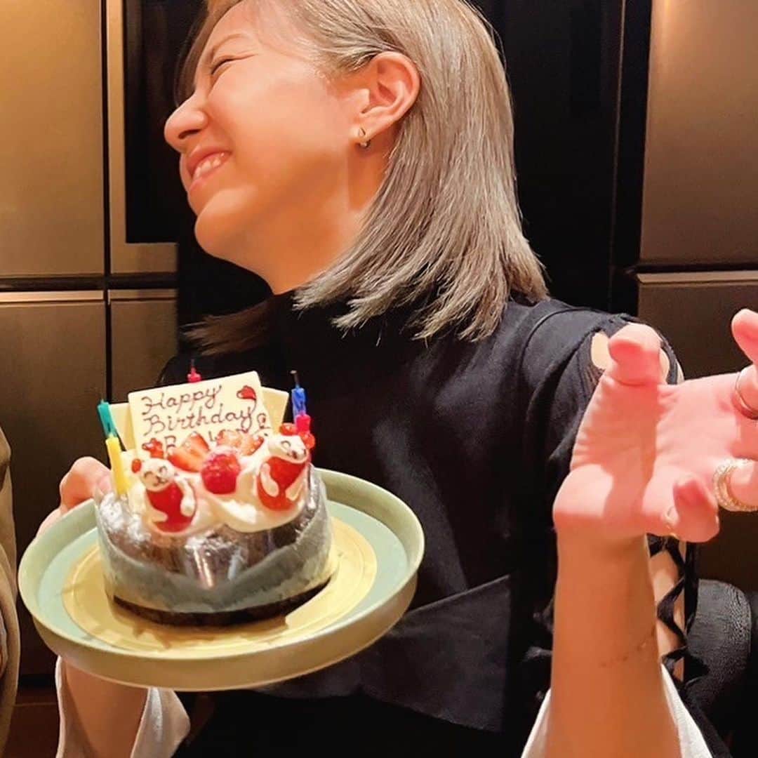 西山茉希さんのインスタグラム写真 - (西山茉希Instagram)「集結。  大切な1人のお誕生日を乾杯🍻 50の節目が嘘みたいなりょこさん♏️ おめでとうとありがとう🎁  #集合写真を子供達が撮ってくれるようになった #自分のケーキも出てきてビツクリ #蠍座O型丑年バースデー #わやさん写真間に合わず🤧  ちびパンさんの陣痛から成長見守ってくれてる山田さんと、肩を並べて歩いている2人の後ろ姿に、突然成長を感じて泣きそうになったのはオマケ話🤫  いつも笑い散らかせてくれてありがと❤️🩷💛💙💜💚  #〆は子供達から強制参加なUNO大会 #大人必死 #シャッフルやめて #主役が負けて完 🤣🤣🤣」11月14日 13時41分 - maki.nshiyama50