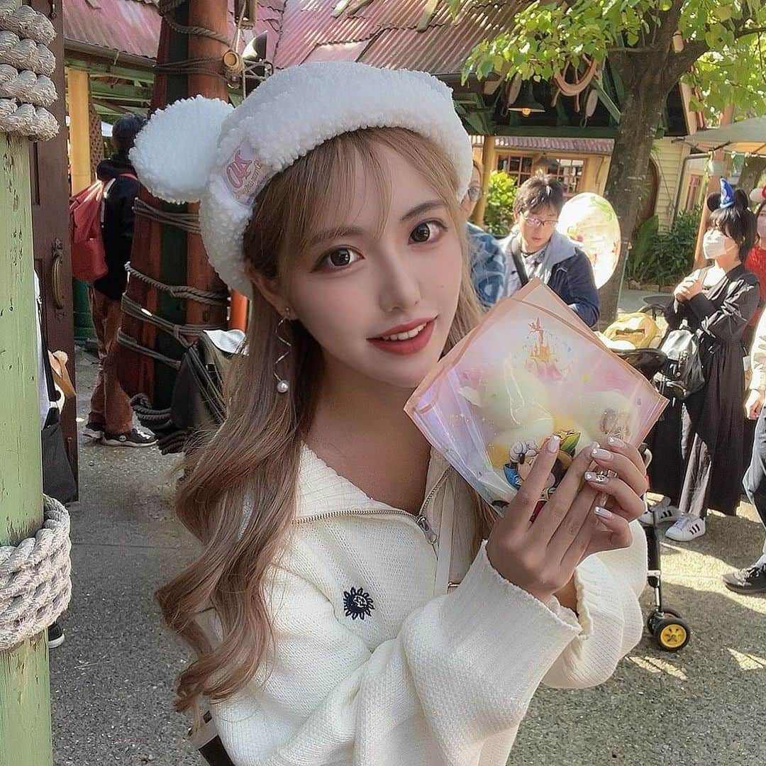 NOCOのインスタグラム：「お友達とディズニーランドに🏰🤍 あんまり行く機会がないからとっても嬉しかった！生でジャンボリーミッキー見て声枯れました🐱 #東京ディズニーランド」