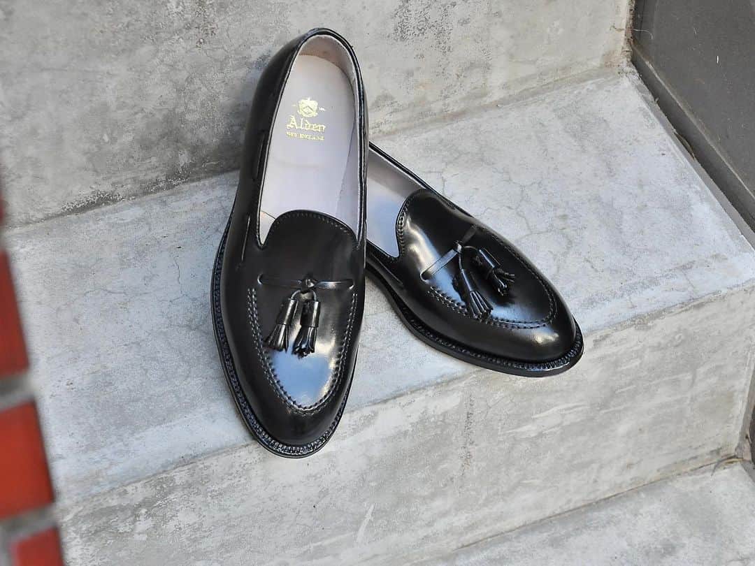 のインスタグラム：「Alden  Model: 664 Style: Tassel Moccasin Material: Cordovan Color: Black  各種お問い合わせは、プロフィール欄記載リンクのLINEをご利用ください。  #alden #aldenshoes #thelakotahouse #cordovan #オールデン #ラコタハウス #コードバン #革靴」