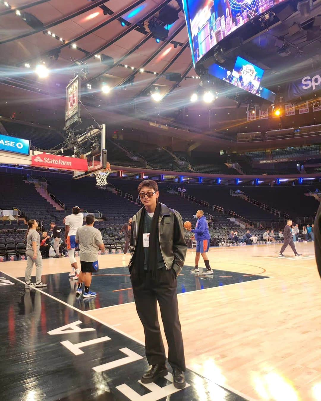 ジヌン さんのインスタグラム写真 - (ジヌン Instagram)「재밌게 이겼지 닉스 친구랑 인사도 나누고👀 #nyknicks #thegarden」11月14日 13時43分 - jinwoon52