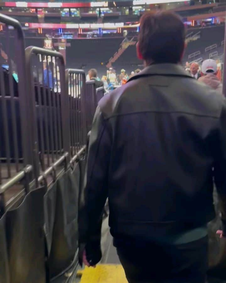 ジヌン のインスタグラム：「재밌게 이겼지 닉스 친구랑 인사도 나누고👀 #nyknicks #thegarden」