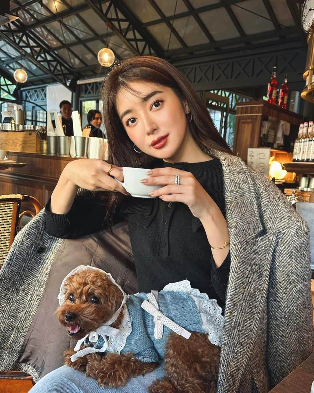 大口智恵美さんのインスタグラム写真 - (大口智恵美Instagram)「ランチタイム🐶❤️  サニーちゃんとリンちゃん🐶 色違いの洋服を着ているので、是非スライドしてみてね🤭  #lunch #mydog」11月14日 13時52分 - chemiiiii