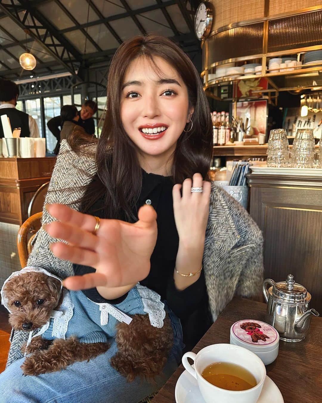 大口智恵美のインスタグラム：「ランチタイム🐶❤️  サニーちゃんとリンちゃん🐶 色違いの洋服を着ているので、是非スライドしてみてね🤭  #lunch #mydog」