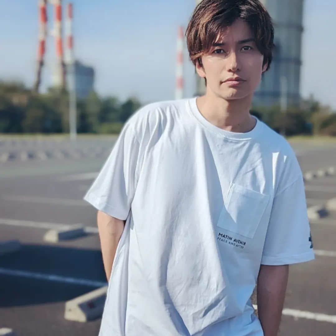 武田航平のインスタグラム：「サラッと着れる〜 生地もよいよー。 ピースアンドアフターはいつも生地がよいのです☯  追記…光と白Ｔの反射でさらにキラッとして、眩しいから眉潜めたら異様に凛々しくなりました😂  @peaceandafter @capsule_jpn @matinavenir @popcornsupply_official @popcorngeneralstore @untitledattirement #PeaceAndAfter #MatinAvenir #UntitledAttirement #ootd」