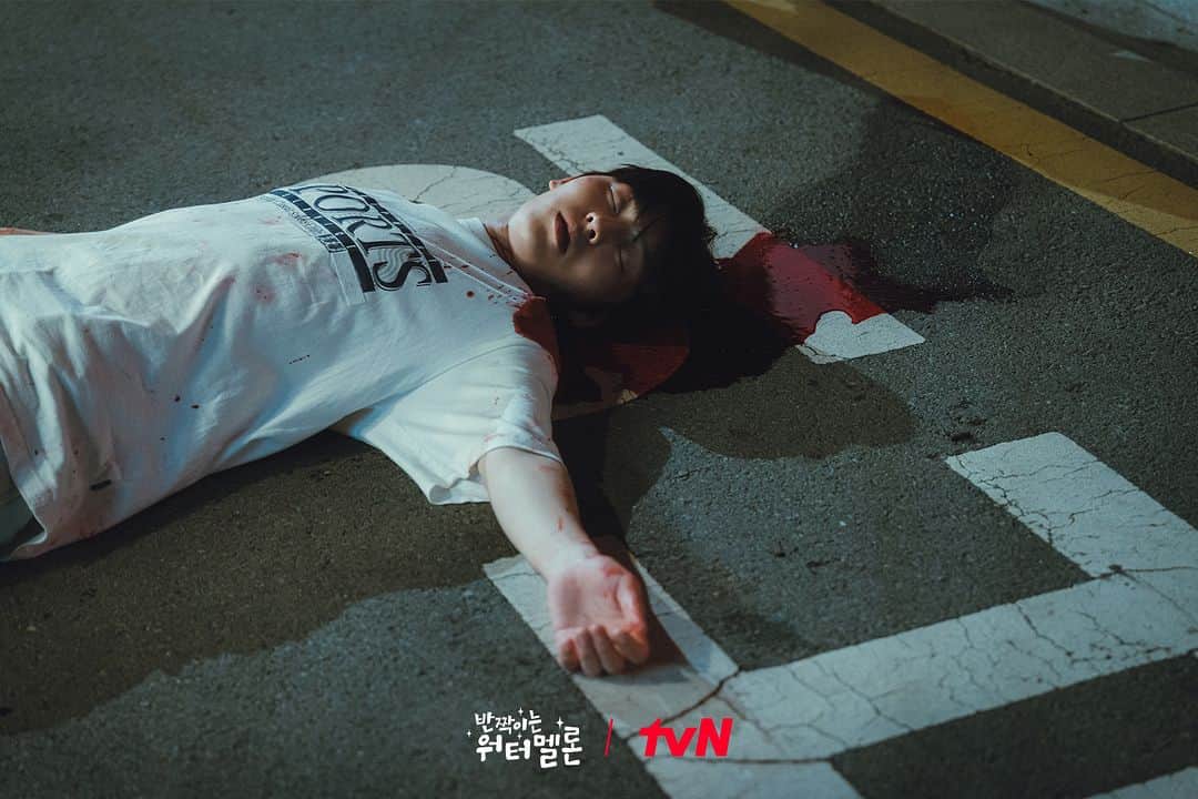 tvN DRAMA【韓国】さんのインスタグラム写真 - (tvN DRAMA【韓国】Instagram)「사고로 의식 불명에 빠진 이찬! 그런 이찬을 뒤로 하고 떠나야 하는 은결의 작별 인사😥  2023년에서 은결-이찬은 무사히 만날 수 있을까?  휴지 들고 오늘 저녁 최종화에서 만나요💦  <반짝이는 워터멜론> 오늘 저녁 8:40 최종화 tvN 방송  #반짝이는워터멜론 #TwinklingWatermelon」11月14日 13時46分 - tvn_drama
