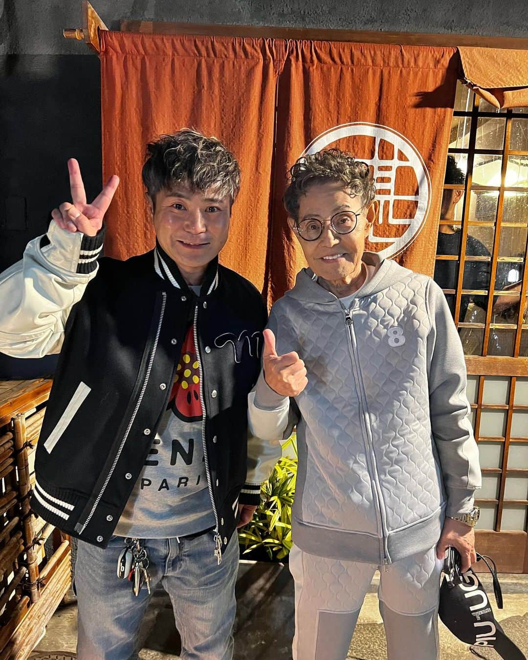 入江慎也さんのインスタグラム写真 - (入江慎也Instagram)「芸人時代からずっとお世話になっている大先輩加藤茶さんご夫妻と、サッカー選手柏木君とご飯行かせて頂きました。  加藤茶さんの結婚式に行かせて頂いたのが12年前。 仲良くさせていただくようになった出会いは、奥様綾奈さんのお父さんと僕が飲み友達で、当時、今度娘が結婚することになったから娘の旦那さんをご紹介したいです、と、言われてご紹介されたのが加藤茶さんでした笑  大先輩すぎてめちゃくちゃビビりました笑 お会いさせていただいた時からずっと変わらず今も優しいご夫婦です。 僕が吉本契約解除になってからもずっと応援していただいております。。。 本当に有難いです。  昔からずっと変わらない素敵なご夫婦です。 柏木君も今シーズンで現役引退して、次のステージへ。  これからの柏木君の活躍楽しみです！  柏木君は芸人じゃないからずっと、カトチャンと加藤茶さんのことを呼んでいて、本当に友達感覚が僕には新鮮すぎました笑  お会いしたらわかる 強い、素敵な、温かいご夫婦です。  本当にありがとうございました。加藤さんにご馳走になりました。  僕は結婚式で、芸人の先輩方はみんな加藤茶さんに呼ばれていらっしゃるので、新郎側に座っていらっしゃいましたが、僕は奥様のお父さんに呼ばれていたので、当時、芸人で唯一、新婦側に座っておりました。 しかも家族席でした笑  綾奈さんのお父さん、お母さんに、2019年騒動の時に、  いつでも福山おいで！気をつかうのは無しだよ。  と、言われたことが本当に嬉しかったです。  加藤茶さんに  会社大きくして頑張れよ！  と、力強くおっしゃっていただきました。  頑張っていきます。 本当にありがとうございました。  素敵な夜でした。  #加藤茶　さん #加藤綾奈　さん #柏木陽介  #夫婦 #サッカー #出会い #ご縁 #ドリフ #ピカピカ #清掃」11月14日 14時01分 - oreirie0408