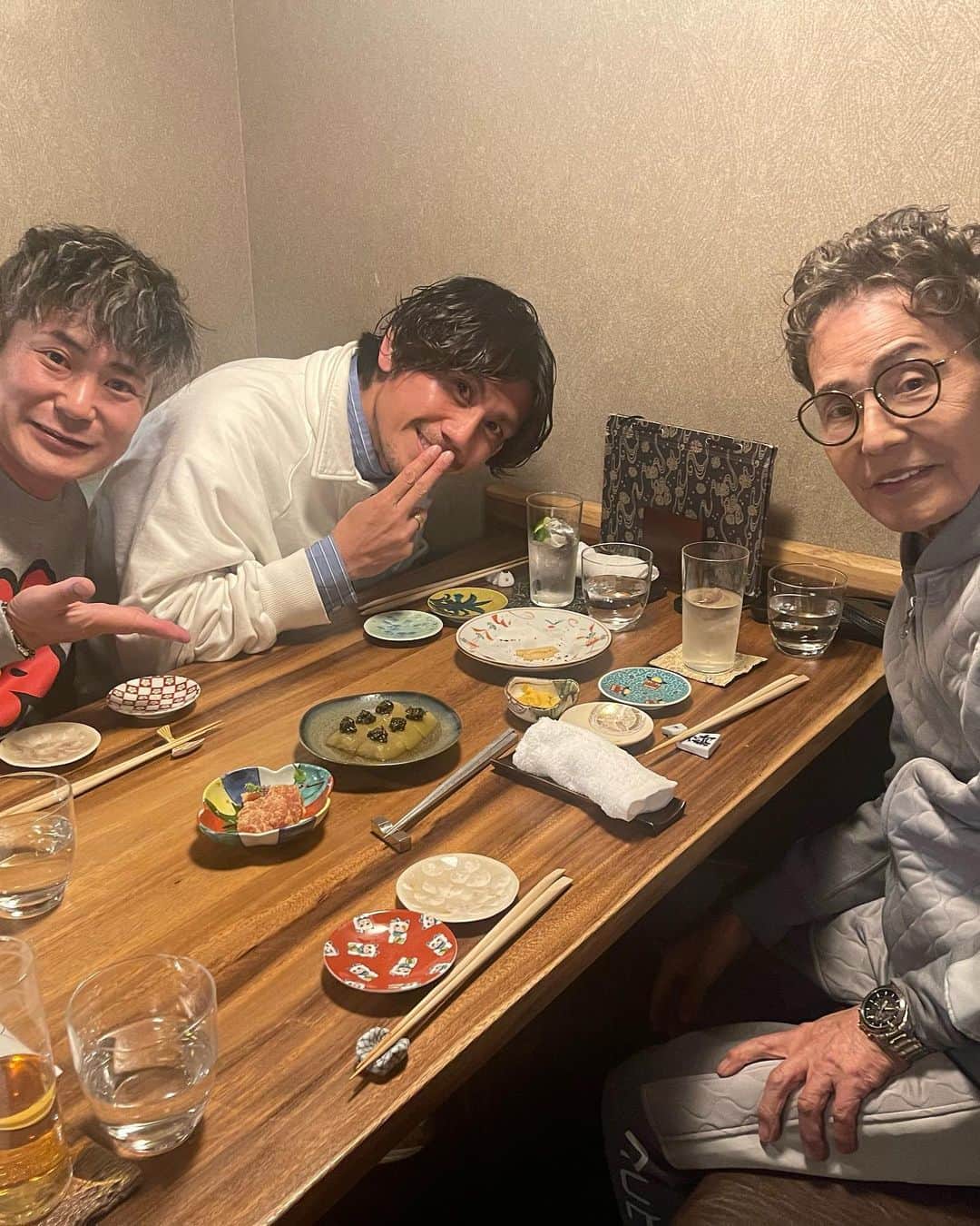 入江慎也さんのインスタグラム写真 - (入江慎也Instagram)「芸人時代からずっとお世話になっている大先輩加藤茶さんご夫妻と、サッカー選手柏木君とご飯行かせて頂きました。  加藤茶さんの結婚式に行かせて頂いたのが12年前。 仲良くさせていただくようになった出会いは、奥様綾奈さんのお父さんと僕が飲み友達で、当時、今度娘が結婚することになったから娘の旦那さんをご紹介したいです、と、言われてご紹介されたのが加藤茶さんでした笑  大先輩すぎてめちゃくちゃビビりました笑 お会いさせていただいた時からずっと変わらず今も優しいご夫婦です。 僕が吉本契約解除になってからもずっと応援していただいております。。。 本当に有難いです。  昔からずっと変わらない素敵なご夫婦です。 柏木君も今シーズンで現役引退して、次のステージへ。  これからの柏木君の活躍楽しみです！  柏木君は芸人じゃないからずっと、カトチャンと加藤茶さんのことを呼んでいて、本当に友達感覚が僕には新鮮すぎました笑  お会いしたらわかる 強い、素敵な、温かいご夫婦です。  本当にありがとうございました。加藤さんにご馳走になりました。  僕は結婚式で、芸人の先輩方はみんな加藤茶さんに呼ばれていらっしゃるので、新郎側に座っていらっしゃいましたが、僕は奥様のお父さんに呼ばれていたので、当時、芸人で唯一、新婦側に座っておりました。 しかも家族席でした笑  綾奈さんのお父さん、お母さんに、2019年騒動の時に、  いつでも福山おいで！気をつかうのは無しだよ。  と、言われたことが本当に嬉しかったです。  加藤茶さんに  会社大きくして頑張れよ！  と、力強くおっしゃっていただきました。  頑張っていきます。 本当にありがとうございました。  素敵な夜でした。  #加藤茶　さん #加藤綾奈　さん #柏木陽介  #夫婦 #サッカー #出会い #ご縁 #ドリフ #ピカピカ #清掃」11月14日 14時01分 - oreirie0408