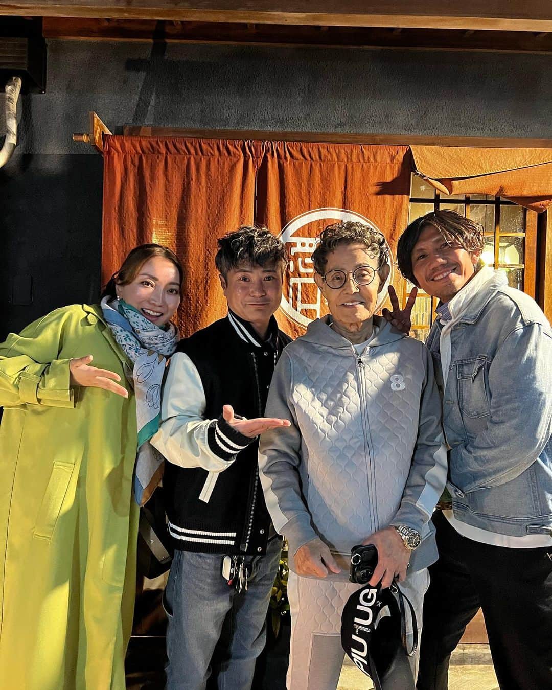 入江慎也さんのインスタグラム写真 - (入江慎也Instagram)「芸人時代からずっとお世話になっている大先輩加藤茶さんご夫妻と、サッカー選手柏木君とご飯行かせて頂きました。  加藤茶さんの結婚式に行かせて頂いたのが12年前。 仲良くさせていただくようになった出会いは、奥様綾奈さんのお父さんと僕が飲み友達で、当時、今度娘が結婚することになったから娘の旦那さんをご紹介したいです、と、言われてご紹介されたのが加藤茶さんでした笑  大先輩すぎてめちゃくちゃビビりました笑 お会いさせていただいた時からずっと変わらず今も優しいご夫婦です。 僕が吉本契約解除になってからもずっと応援していただいております。。。 本当に有難いです。  昔からずっと変わらない素敵なご夫婦です。 柏木君も今シーズンで現役引退して、次のステージへ。  これからの柏木君の活躍楽しみです！  柏木君は芸人じゃないからずっと、カトチャンと加藤茶さんのことを呼んでいて、本当に友達感覚が僕には新鮮すぎました笑  お会いしたらわかる 強い、素敵な、温かいご夫婦です。  本当にありがとうございました。加藤さんにご馳走になりました。  僕は結婚式で、芸人の先輩方はみんな加藤茶さんに呼ばれていらっしゃるので、新郎側に座っていらっしゃいましたが、僕は奥様のお父さんに呼ばれていたので、当時、芸人で唯一、新婦側に座っておりました。 しかも家族席でした笑  綾奈さんのお父さん、お母さんに、2019年騒動の時に、  いつでも福山おいで！気をつかうのは無しだよ。  と、言われたことが本当に嬉しかったです。  加藤茶さんに  会社大きくして頑張れよ！  と、力強くおっしゃっていただきました。  頑張っていきます。 本当にありがとうございました。  素敵な夜でした。  #加藤茶　さん #加藤綾奈　さん #柏木陽介  #夫婦 #サッカー #出会い #ご縁 #ドリフ #ピカピカ #清掃」11月14日 14時01分 - oreirie0408