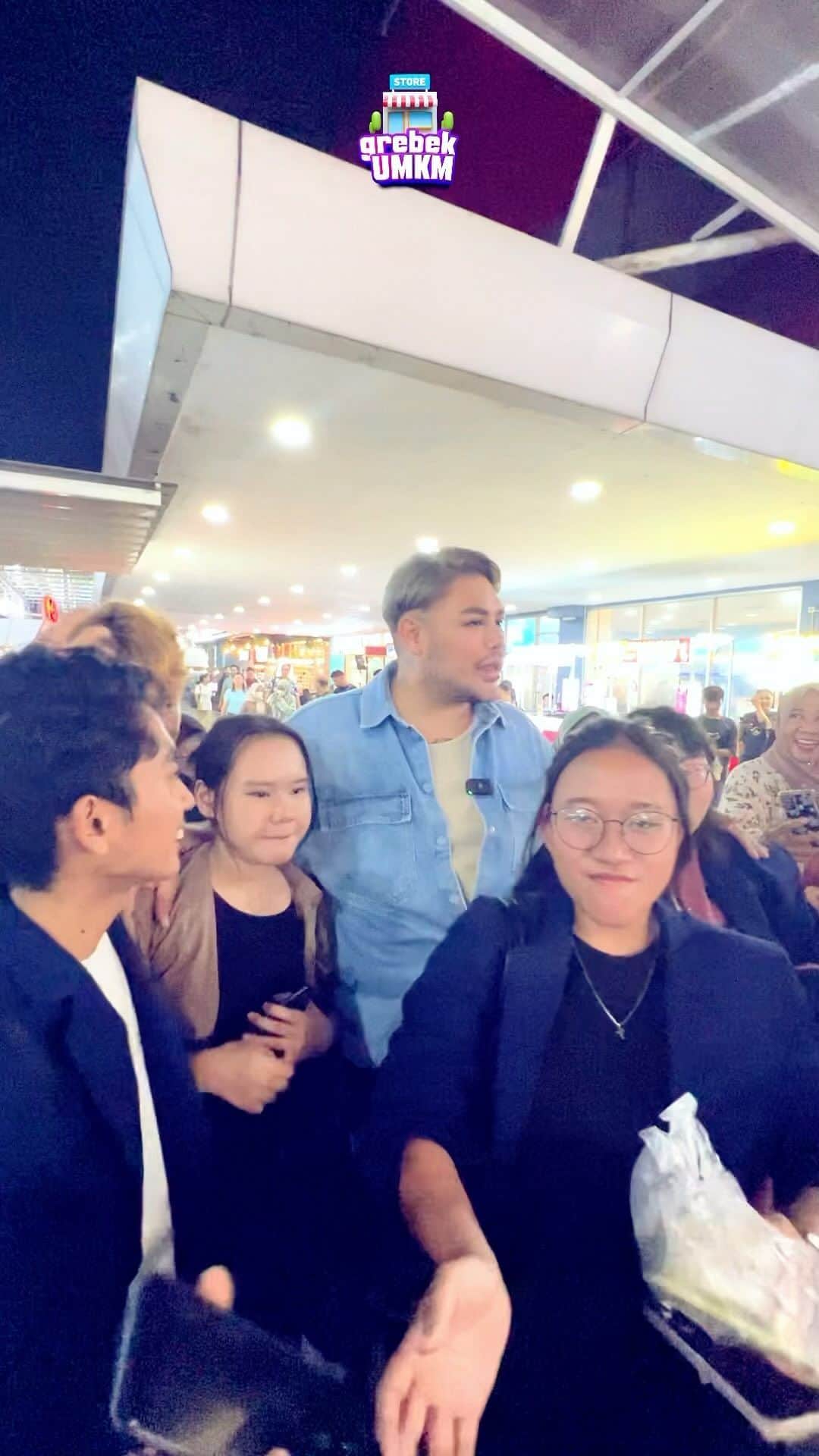 Ivan Gunawanのインスタグラム：「ka @ivan_gunawan emang selalu ngasih Kejutan !! 🥳  Ini dia salah satu kemeriahan di grebek UMKM @gtown_square kemarin. yang dapet hadiah kompor bener bener gak di duga duga 😱😱」