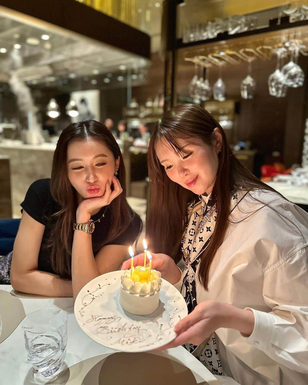 平山美春さんのインスタグラム写真 - (平山美春Instagram)「📍𝐒𝐔𝐆𝐀𝐋𝐀𝐁𝐎 𝐕  Family dinner 🍽️ お誕生日のお祝いも🎂✨  多田さんのペルシュウの生ハムに シャトーシャロンのヴァンジョーヌを合わせるペアリングが美味しすぎて👏 自宅でも真似できるペアリング🍷 毎年作ってる生ハムで試してみよう☺️  #sugalabo  #louisvuitton」11月14日 13時58分 - miharuhirayama