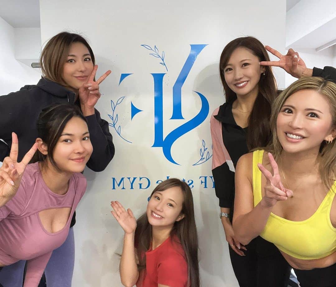 松川めぐみのインスタグラム：「この前のゆりフィット🏋️‍♀️❤️ @yuri_hj_726   悪ガキ３人組で 井手口イジメに行ってきた。 @idenomori   笑いすぎてトレーニングしなくても 腹筋鍛えられたし 毎日こんな事してたら 病気にならんなwwW  #ゆりフィット #恵比寿ジム　#恵比寿パーソナル #恵比寿パーソナルジム #ジム　#ジム恵比寿 #ケツトレ #ヒップアップ　#筋トレ #筋トレ女子 #筋トレ動画 #筋トレダイエット  #筋トレママ #筋トレ好きと繋がりたい  #筋トレ仲間募集 #筋トレ好きな人とつながりたい  #ダイエット」