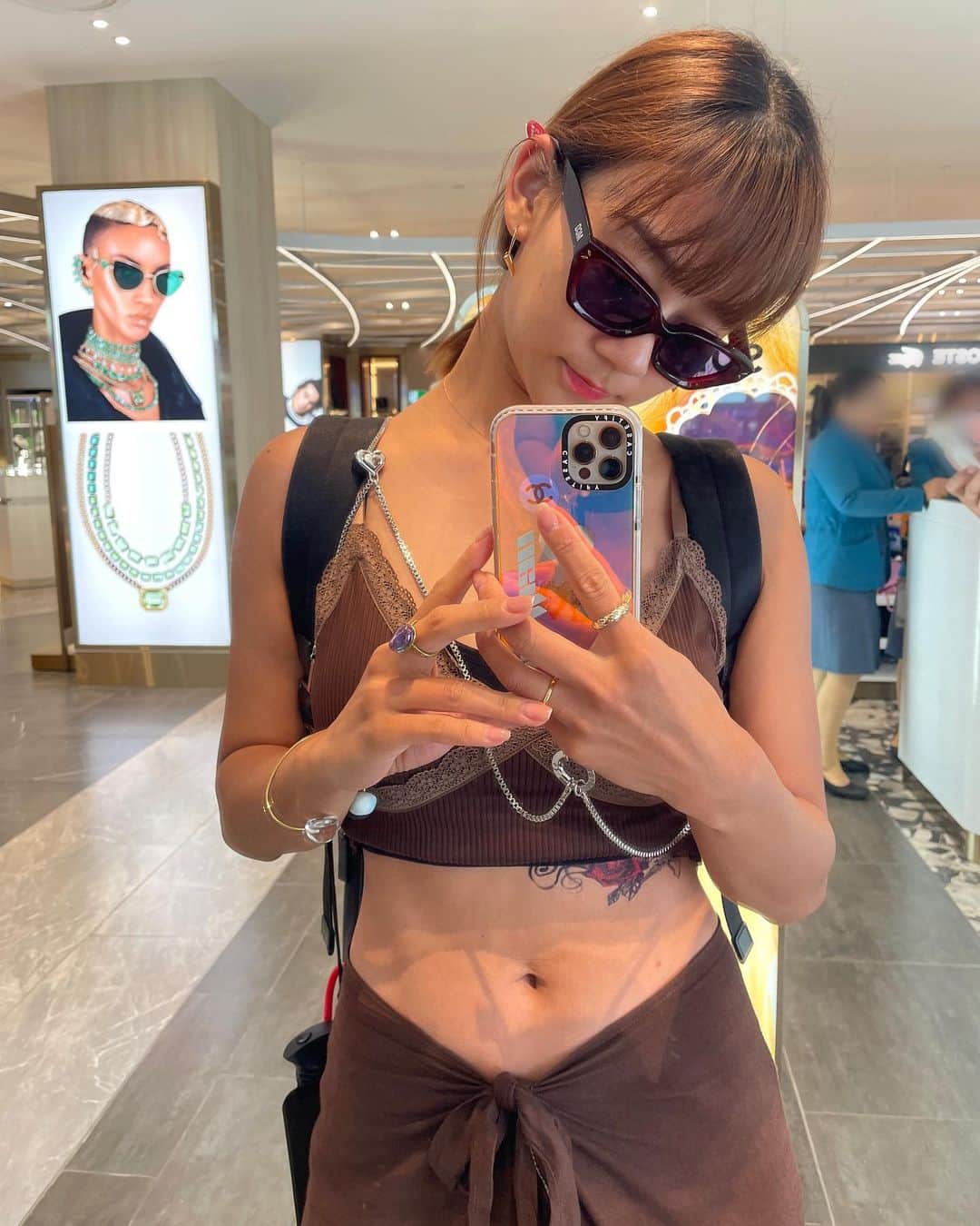 指出瑞貴さんのインスタグラム写真 - (指出瑞貴Instagram)「🤎🤎☕️ #ラテ肌 #latte  というらしい。（本当？笑  #suntan #sunkissed   今夏は、妹が帰国したのもあり久々に家族揃って一緒の時間を過ごしました。みんなそれぞれお仕事バタバタなので、 ゆっくり過ごせたのは、いつぶりだろう笑  頼れる父と、天然明るい母と、常に冷静クールな頭良い妹、 みんな面白いです笑　 私はこの夏、芸能界入る前の小学生時代と同じ、 黒焦げに仕上がっていた事は秘密です。ぴーす🩷✌️  寒い冬、負けないように頑張ります💨🫧🥶」11月14日 14時04分 - sashidemizuki