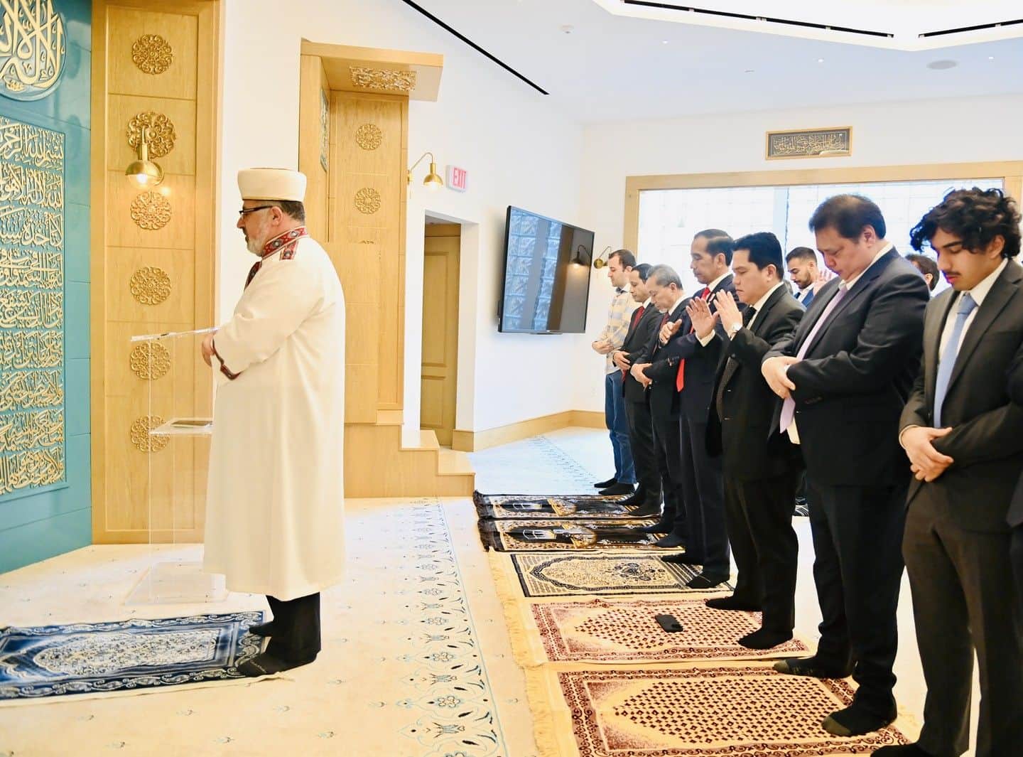 エリック・トヒルのインスタグラム：「Usai Presiden menyampaikan kuliah umum di Georgetown University, kami salat Dzuhur di Masjid Yarrow Mamout. Masjid ini yang pertama memiliki fasilitas lengkap di dalam universitas di Amerika Serikat.   Masya Allah, indah sekali melihat toleransi beragama di negara yang mayoritas bukan Islam. Semoga semakin banyak kampus di luar negeri yang menyediakan tempat beribadah bagi muslim 🙏🏼  Foto: BPMI Setpres/Laily」