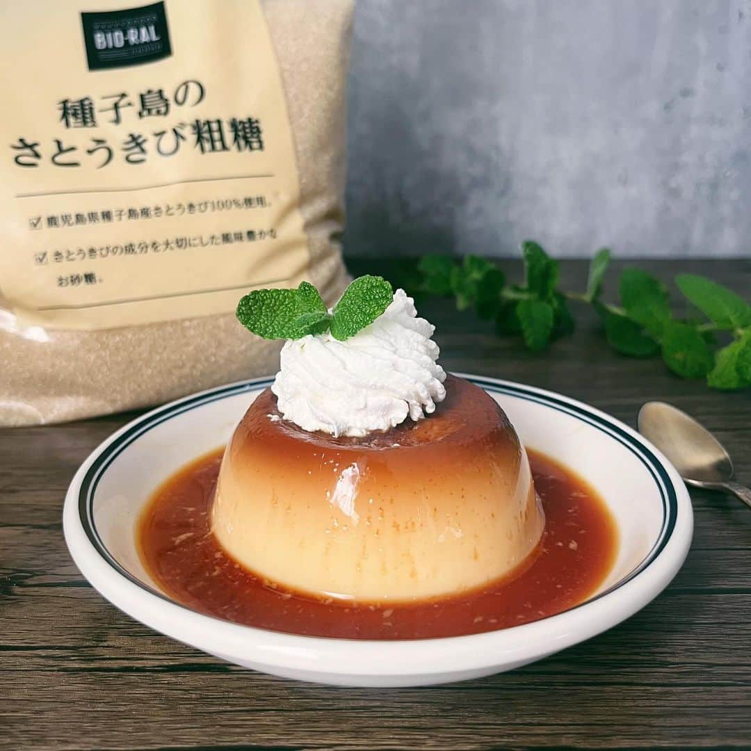 BIO-RAL靭店さんのインスタグラム写真 - (BIO-RAL靭店Instagram)「いつものお料理にコクが出る✨ ビオラルの「粗糖」を使ってみませんか？  --✍️『粗糖』とは? -------------------------- さまざまな砂糖のベースとなる原料糖のこと。 精製していないので茶褐色でしっとりとしており、 コクと独特の風味があるのが特長です。 ----------------------------------------------  ビオラルの「種子島のさとうきび粗糖」は 鹿児島県種子島産さとうきびを100％使用し、 さとうきびの成分を大切にした風味豊かなお砂糖です✨  使い方は簡単！ お料理やお菓子作り、飲み物に混ぜるなど、 砂糖と同じようにご利用いただけます☺️ いつものお料理がコク深くなりますよ♪ 素材の味をシンプルに味わえるプリンもおすすめです🍮  ✼••┈┈••✼••┈┈••✼••┈┈••✼••┈┈••✼••┈┈••✼  ＼材料3つ！レンジで簡単♪／ 「お手軽プリン」  【材料】1個分 （カラメルソース） ◎粗糖…大さじ1 ◎水…小さじ1 ◎お湯…小さじ1  （卵液） ◎卵…1個 ◎牛乳…130ml ◎粗糖…大さじ2  【作り方】1個分 ①カラメルソースをつくる。 耐熱カップに粗糖、水を入れ、ラップをかけずに 600Wの電子レンジで1分30秒加熱する。 グツグツと茶色になっていたらお湯を加える ※お湯を入れるとき飛びはねるので注意  ②ボウルに卵液の材料をすべて入れて、泡だて器でよく混ぜる  ③❷を茶こしでこしながら❶に入れる  ④ラップをかけずに600Wの電子レンジで1分30秒加熱する ※加熱時間は目安です。表面が固まってきたらOK  ⑤アルミホイルで包み、余熱で火を通す。 粗熱がとれたら冷蔵庫で冷やす  完成です！👏  ✼••┈┈••✼••┈┈••✼••┈┈••✼••┈┈••✼••┈┈••✼  ぜひお試しください💖  ◉おすすめ品 ビオラル 種子島のさとうきび粗糖 1㎏／本体価格498円  ※価格は定番価格となりますので 店頭表示価格と異なる場合がございます。 ※数に限りがございます。売り切れの際はご容赦ください。 ※画像はすべてイメージです。  皆さまの気になる商品は何ですか？ ビオラルで「買ってみました！」「試してみました！」など @bioral_west のタグをつけて教えてくださいね🍀  #プライベートブランド #粗糖 #砂糖の選び方 #プリンレシピ #レンジでプリン #マグカッププリン #さとうきび #さとうきび糖 #肉じゃが #オーガニック #有機 #bioral #ビオラル #ビオラル靭店 #ビオラルエキマルシェ大阪店 #ライフ #ライフコーポレーション #ナチュラルスーパーマーケット #大阪スーパー #阿波座 #靭公園 #utsubopark #エキマルシェ大阪 #エキマルシェ」11月17日 17時30分 - bioral_west