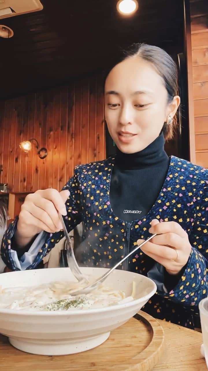 滝裕可里のインスタグラム：「サブスクリプションのこと サブスプリクションだと思ってたことは ここだけの話ねっ🤫🤫🤫  ご登録ありがとうございます♡  なんだかよくわからないままに 勢いで初めてみました！  以前やっていたオンラインサロンの プラットフォームがなくなってしまったので こんな機能がインスタにできて嬉しいな🩵  普段の投稿や発信よりも、より 深い話やプライベートなことだったりを 共有できる場所にしたいなーと思ってますっ  定期的にライブ配信での ヨガレッスンや瞑想レッスンも しようと思っているんだけど、、  他にも聞きたいことや アップして欲しいことがあれば 教えてくださーい😌🌱🌱  って、なんで初投稿が ただご飯を食べてる動画やねーん🤣‼️🖐️  ノリで初めてしまったので ノリで撮った本日のランチタイムです🍝  “白菜とチキンのクリームパスタ”  みんなは何食べた？？」