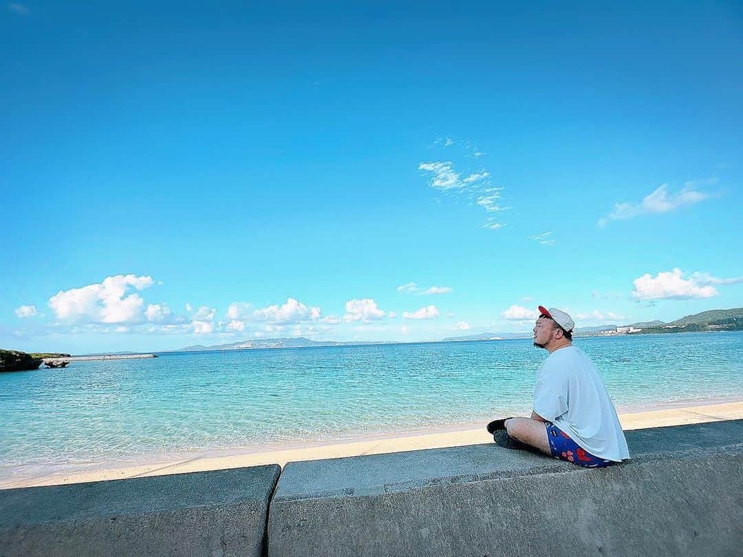 HIPPYのインスタグラム：「今月初めに沖縄で今年最初の海水浴で 今到着した北海道中標津の最低気温は−4℃ 広い日本を駆け巡らせていただきます。  去年から特に強く掲げてた紅白は 出場叶いませんでしたが 今できることをコツコツと歩み 呼ばれることを待つよりも しっかり行動していきながら 踏ん張っていきます  これからもどうぞよろしくです。  ［HIPPY スケジュール］ 11/17（金）福岡 HIPPY ワンマンLIVE in 久留米 11/19（日）山口『第34回鞍掛城まつり』 11/25（土）横浜DeNAベイスターズ ファンフェスティバル2023 11/26（日）『第2回全日本学生フルコンタクト空手道選手権大会』 『文部科学大臣杯 第17回JKJO全日本ジュニア空手道選手権大会』 12/2（土）呉商業文化祭 12/10（日）大阪 FILTER88 12/17 （日）長野 『SUWARISE2023』 12/23（土）大分 『さいきクリスマスフェスタ』  各ライブの詳細はHIPPYホームページにて http://hippy-web.com ※12/24以降はまた後日お知らせいたします」