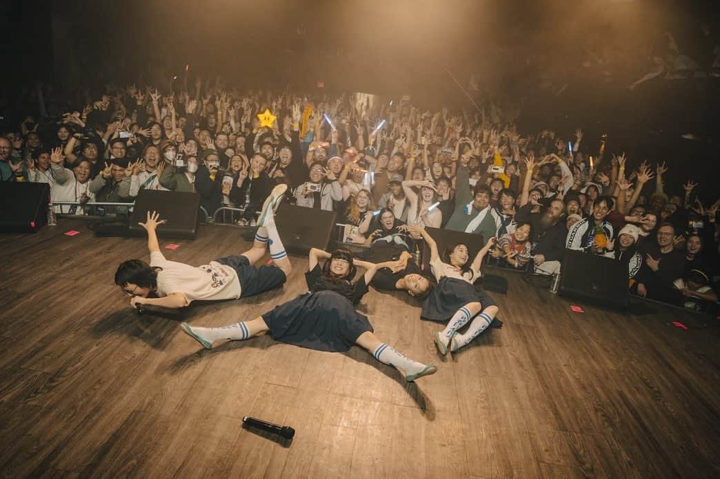 新しい学校のリーダーズのインスタグラム：「#THESEISHUNTOUR2023 🔵 THANKYOU TORONTO🇨🇦✨✨Our first show in Canada! We came to see you! Thank you for coming to see us!🙏 so much energyyyy!  photo @mayakuraki #ATARASHIIGAKKO」