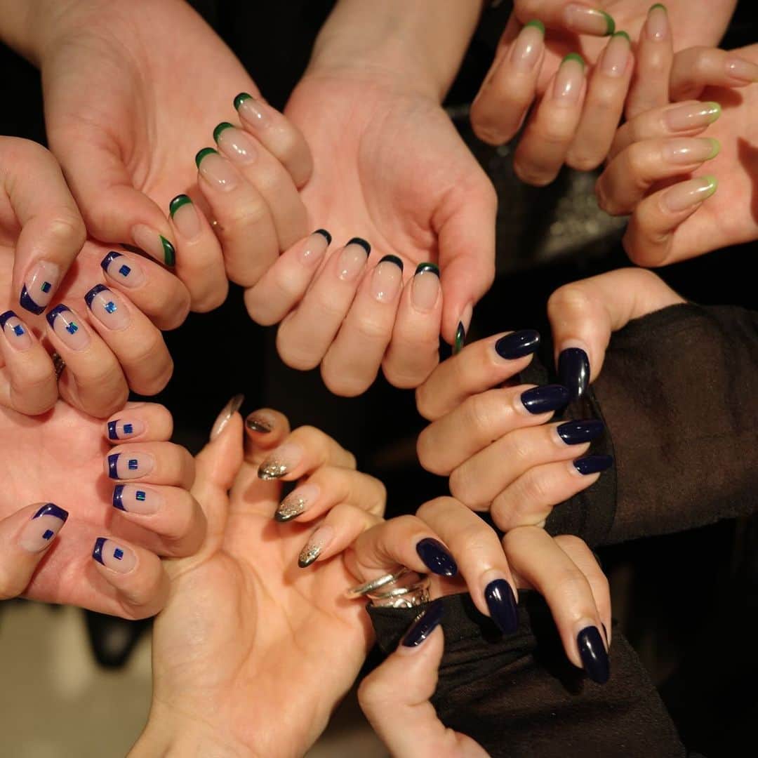 美舞のインスタグラム：「. . みんなの爪💅🏽♡ . #ネイル　#ネイルデザイン　#フレンチネイル　#打率高い #集合体恐怖症　#いたらごめん」