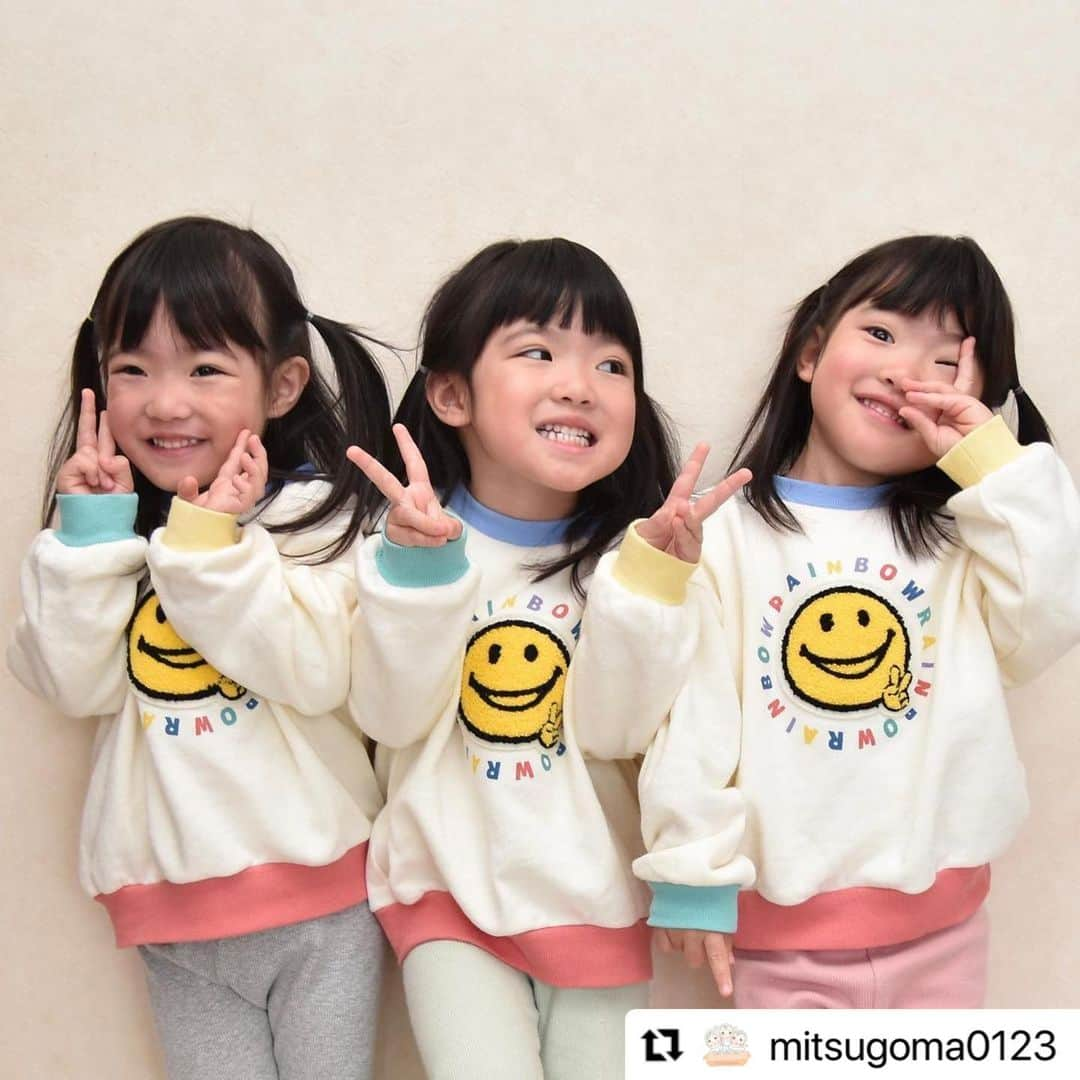 アプレレクールオフィシャルさんのインスタグラム写真 - (アプレレクールオフィシャルInstagram)「RAINBOWロゴトレーナーのアンバサダーさんのご紹介♬ 素敵な投稿ありがとうございます♡  #Repost @mitsugoma0123  triplets♧  #pr#モニター  スマイリーピース✌️  @apres__official さんのRainbow ロゴトレーナー を着用させていただきました🌈  全7色、それぞれ「R,A,I,N,B,O,W」のアルファベットが描かれたユニセックスのトレーナーです。裏毛でちょうど良い生地の厚さ、ゆったりとしたシルエットなので重ね着しても可愛いです😍  三つ子達がお揃いで着ているのは「O」です。笑顔になっちゃうスマイリーとカラフルな襟や袖口がポップでオシャレです🌈😃  兄弟姉妹でリンクコーデも！ @apres__official さん、ぜひチェックしてみてください😁  —————————— 3y9m/94cm/13kg /100size 左から三女、長女、次女です！ 　 　 　 　 #三つ子 #triplets #一卵性 #多胎児#3歳 #三つ子コーデ #女の子コーデ #キッズコーデ #子供服 #モニターモデル #アプレレクール #アプレキッズ #rainbowロゴトレーナー」11月15日 16時05分 - apres__official