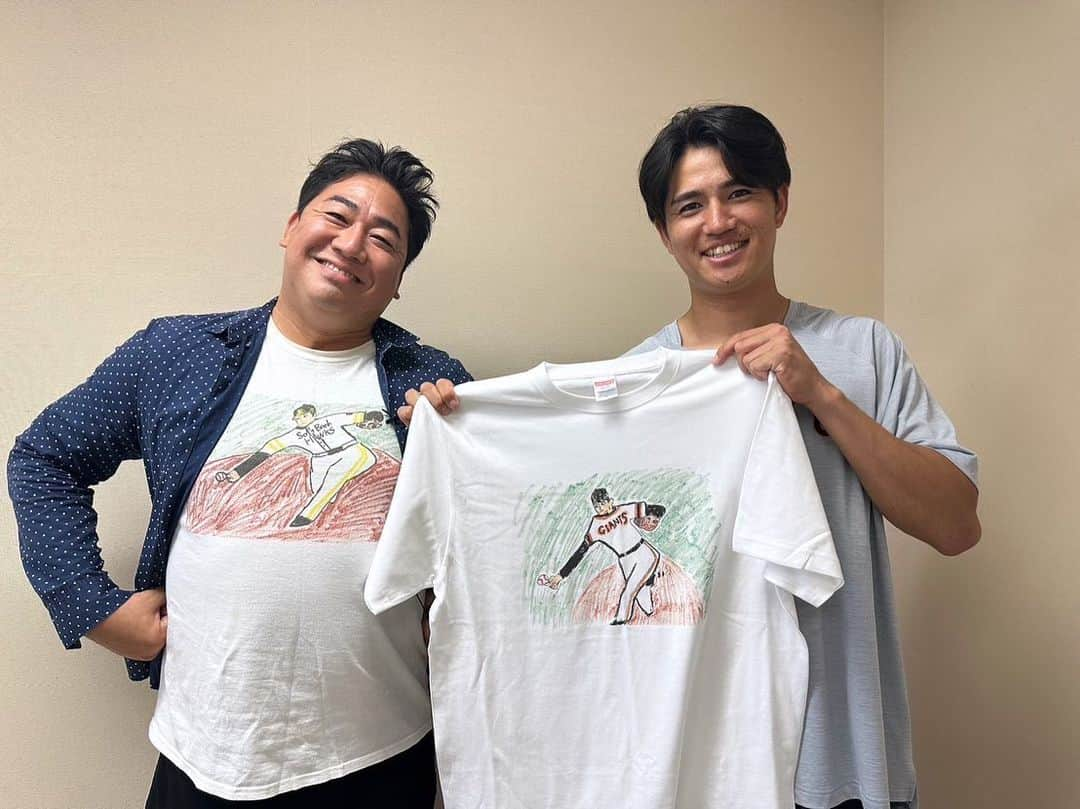 川原豪介のインスタグラム：「ホークスからジャイアンツに移籍した高橋礼投手にTシャツをプレゼントしてきました🎁 以前１度プレゼントしていたのがホークスバージョンなのでバリはやッでインタビューした時に『ジャイアンツバージョンも欲しい』と言って頂いたので宮崎キャンプに行ってお渡ししてきましたー😆😆記事で昨年オフの自主トレでリリースポイントを地面スレスレから10センチくらい高くしたというのを読んだのでTシャツの絵のリリースポイントも前のバージョンより上げて描きました⚾️ 喜んでもらえて良かったです‼️わーい🙌 ジャイアンツに行っても応援してまーす。日本シリーズで会いましょう⚾️ #高橋礼投手  #宮崎キャンプ  #復活のサブマリン」