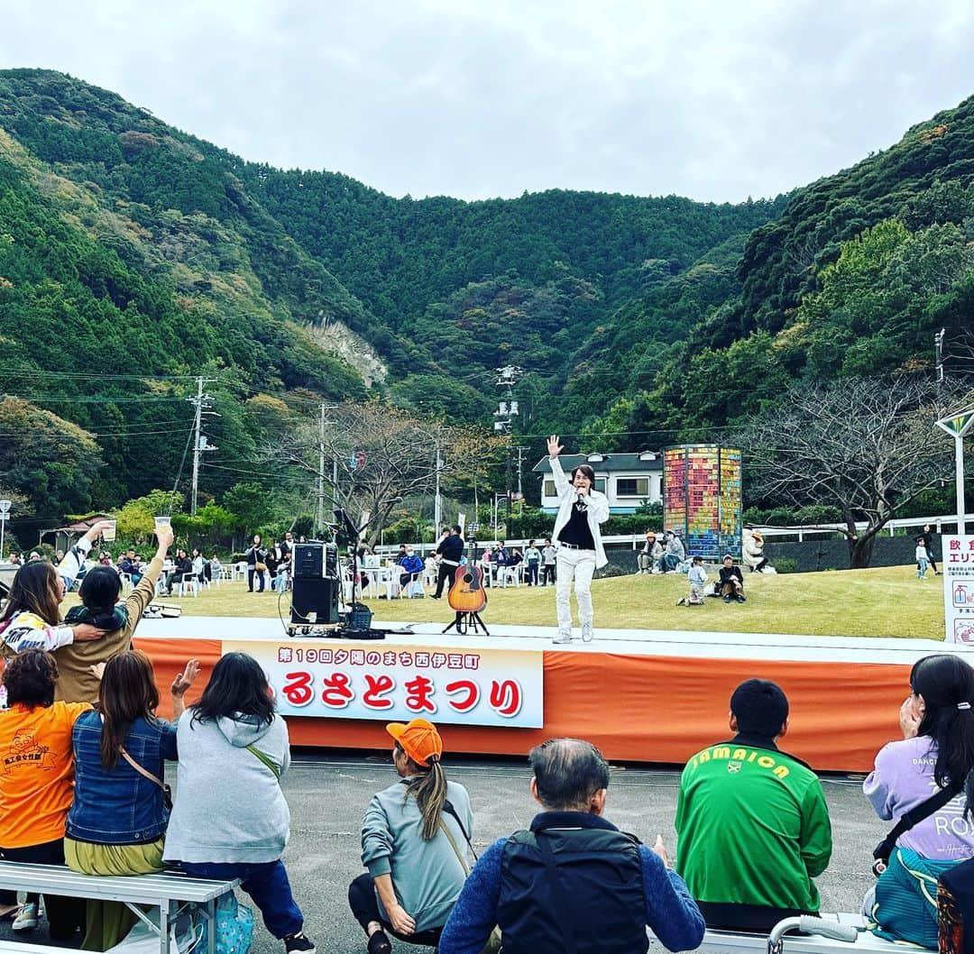 谷本貴義のインスタグラム：「今年も西伊豆のふるさとまつりで歌ってきた♪今回は雨は降らなかった♪やっぱり気温はこちらの方がかなりあったかいね！ 今回はとんぼ返りだったけどまたきます♪  #西伊豆 #ふるさとまつり」