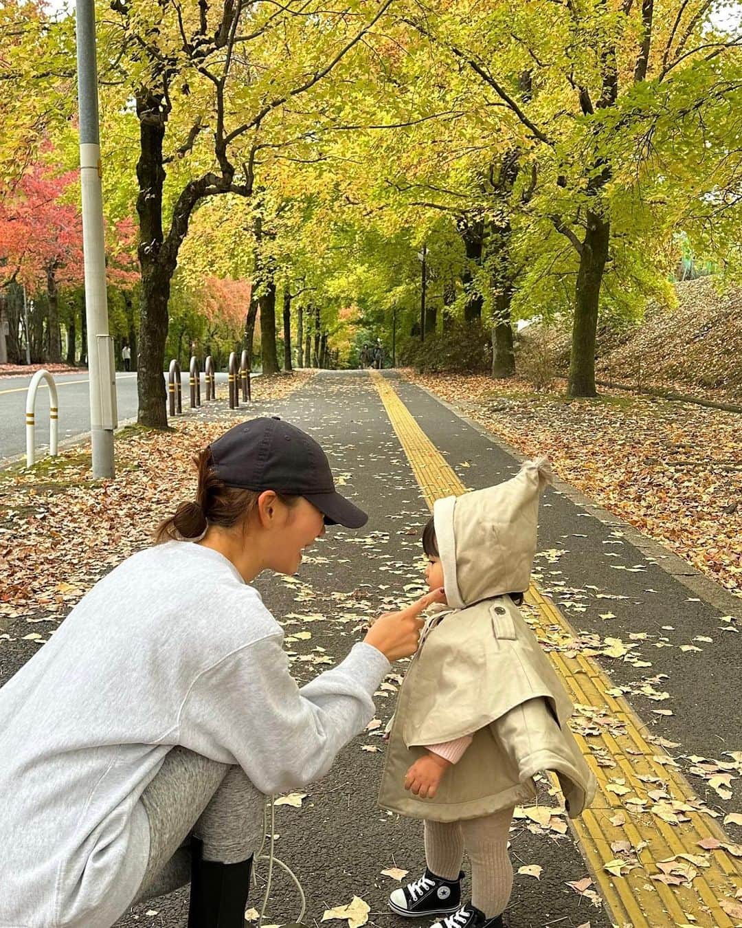 咲和希さんのインスタグラム写真 - (咲和希Instagram)「ばあばと娘と紅葉🍂♡ 娘と2人の新幹線も毎回中々大変だけど、 会える時間を大切にしたい...🍁 いろんな話をして涙して笑ってハグしてまた会える時までばいばい👋♡」11月14日 14時25分 - kazukiy21
