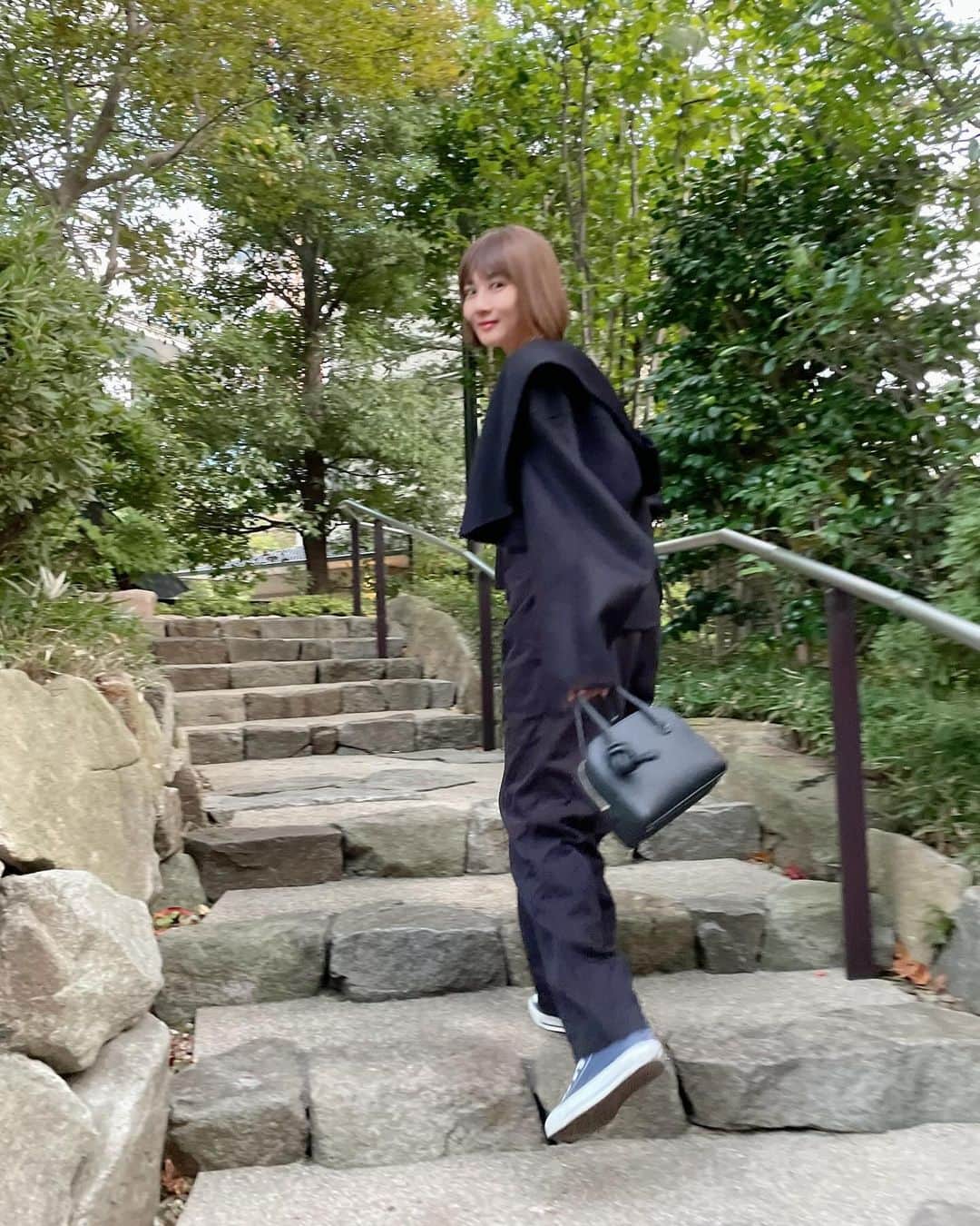 藤崎奈々子さんのインスタグラム写真 - (藤崎奈々子Instagram)「急激に寒くなったから、急激に冬服を着れるようになった  しかし、寒くなった日からずーっとお腹が痛い… なので、お出かけには腹巻き巻いてオーバーオールで保温  寒さでお腹痛いの治らない人いる⁇ ・ #エンフォルド #ヴァジック #メヤメ #コートコーデ #オーバーオールコーデ #冬服コーデ #vasic #お腹痛い」11月14日 14時30分 - nanakofujisaki
