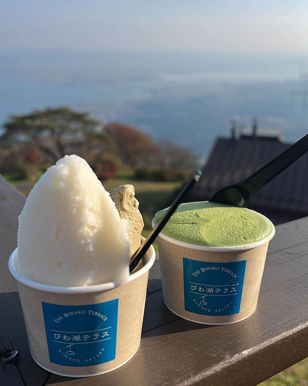 鎌田菜月さんのインスタグラム写真 - (鎌田菜月Instagram)「🧳☁️  日帰りで滋賀県へ 祖父母と日帰り旅行しました❤︎  とてもお天気が良くて1日ずっと目が開いてなかった😌 祖母が不慣れながら頑張って写真係してくれました いっぱい2人の笑顔も見れて幸せな1日  #shiga #日帰り旅行 #思い出グラム #びわ湖テラス #clubharie」11月14日 14時45分 - nacky_k829