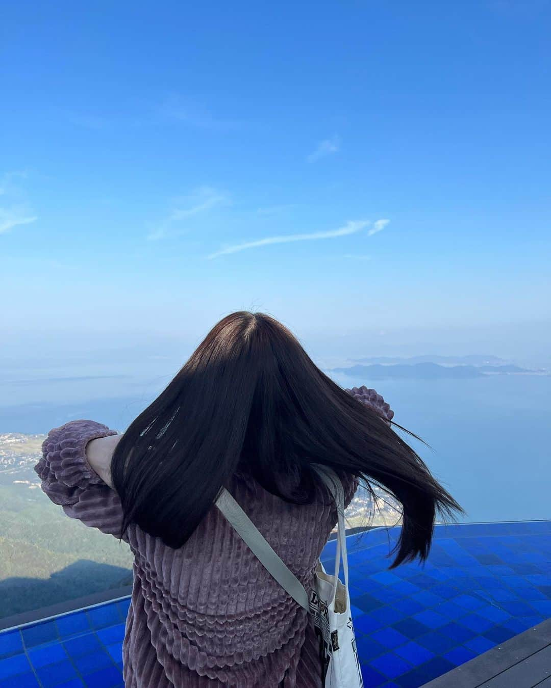 鎌田菜月のインスタグラム：「🧳☁️  日帰りで滋賀県へ 祖父母と日帰り旅行しました❤︎  とてもお天気が良くて1日ずっと目が開いてなかった😌 祖母が不慣れながら頑張って写真係してくれました いっぱい2人の笑顔も見れて幸せな1日  #shiga #日帰り旅行 #思い出グラム #びわ湖テラス #clubharie」