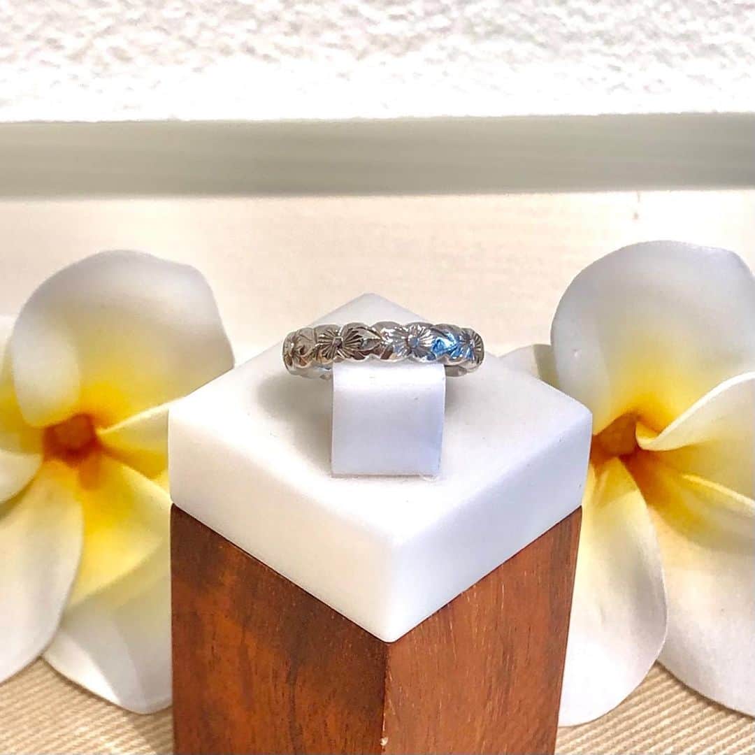ハワイアンジュエリーのWailea（ワイレア）さんのインスタグラム写真 - (ハワイアンジュエリーのWailea（ワイレア）Instagram)「銀座店です🌿✨  ハワイでは、お誕生日や卒業式、結婚式といった人生の節目のお祝いに大切な方へ、レイを贈る風習があります🌺  こちらは、プルメリアが一つひとつレイのように繋がっているAll Flowerというデザインで、身につける方の永遠の幸せを願っています🤍🕊  幅や素材を変えてお作りすることも可能です。 大切な方へのプレゼントや今年一年頑張った自分へのご褒美に、ぜひご検討くださいませ🌈  4mm Silver Barrel Ring Cut out 税込¥40,700〜  #wailea #ワイレア #waileaginza  #ワイレア銀座店　 #銀座　 #exitmelsa 　 #hawaii  #ハワイ　 #hawaiianjewelry #ハワイアンジュエリー #ジュエリー #オーダーメイド　 #プルメリア　 #シルバーリング　 #プレゼント」11月16日 21時00分 - wailea.hawaii