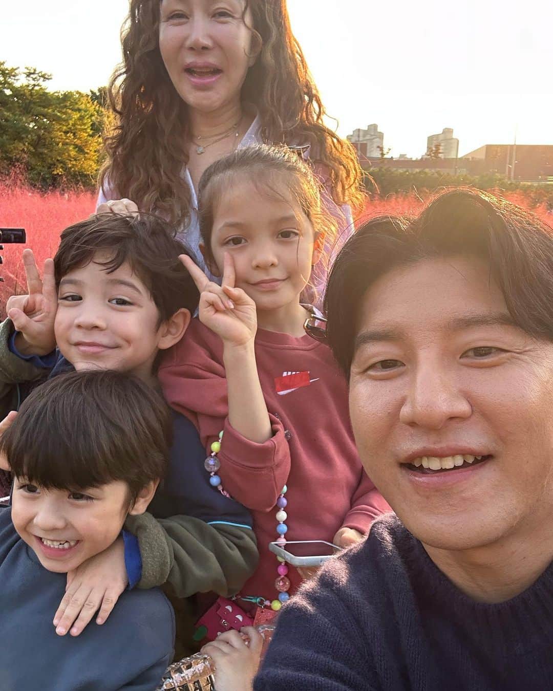 パク・チュホさんのインスタグラム写真 - (パク・チュホInstagram)「오랜만에 돌아왔어요~~ 많이 기다리셨죠? 박준금 선생님과 아이들하고 좋은 시간 보냈으니 KBS2 2TV ‘슈퍼맨이 돌아왔다’ 11월 14일 오늘 밤 저녁 8시 30분에 만나요 🙌🙌🥰  #슈퍼맨이돌아왔다 #박준금선생님 #찐건나블리 #파추호」11月14日 14時40分 - milany_p