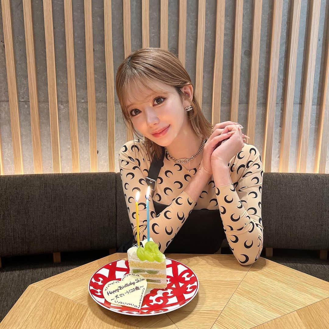 SHIZUのインスタグラム：「11月7日で26歳になりました🎂 みなさまお祝いのメッセージありがとうございます🥰 全てにお返事ができないほどたくさんいただいて、めっっちゃくちゃハッピーです🥹🥹🥹  25歳を振り返ると、お友達がめっちゃ増えました！！！！！ お友達と一括りにして良いのかわからないけど、とにかく世界が広がった！！！  自分の好きなように自由に生きて良いんだ！と思わせてくれる人たちにたくさん出会いました☺️ 自由に生きることは簡単そうに見えて実は1番難しいし自分に厳しくないとできないんだけど、好きなことをするために頑張っている周りの人たちを見ると自然と自分も頑張らなきゃって思えるんだよねぇ 逃げ癖もある甘ったるいしづを勝手に高めてくれるお友達たちに感謝です🥳  26歳もそれ以降も、自分の好きな"自由な自分"でいれるように仕事も遊びも全力で生きていきます✌️  座右の銘は『自由の象徴🗽』 よろしくたのみますﾜ  #誕生日プレート大喜利始まってる #ふつうにしづでええで #でも期待してるとこある #オーダーしてるのじわる #てか2つともしづも考えてる #一緒にオーダーしてる #ただの茶番 #お誕生日 #誕生日プレート #誕生日 #誕生日ケーキ #お誕生日ケーキ #birthday #happybirthday #birthdaycake #birthdaygirl #誕生日プレート大喜利」