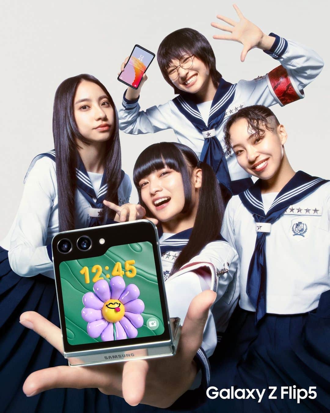 Galaxy Mobile Japanのインスタグラム：「#GalaxyZFlip5x新しい学校のリーダーズ のメインビジュアルが公開💚   @japan_leaders みたいに、 #GalaxyZFlip5 の好きな角度から撮れるフレックスカメラや、自由にカスタムできるフレックスウィンドウをあなたも試してみてくださいね！  #JoinTheFlipSide #Samsung」