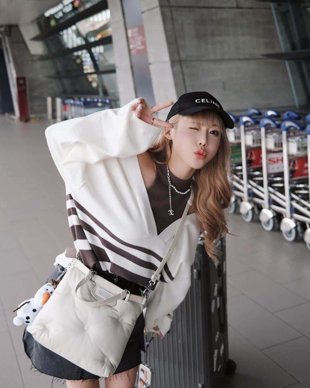 紀卜心のインスタグラム：「✈️機場穿搭妝髮完整率99.9%就是我😁  衣裙都是 @anirek_official 聯名新款 已經開賣嘍!」