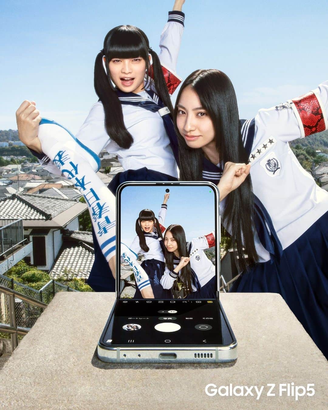Galaxy Mobile Japanのインスタグラム：「#GalaxyZFlip5x新しい学校のリーダーズ のメインビジュアルが公開💚  あなたも @japan_leaders のKANONさん・MIZYUさんみたいに、 #GalaxyZFlip5 のフレックスカメラで好きな角度から自撮りしてみよう✨  #JoinTheFlipSide #Samsung」