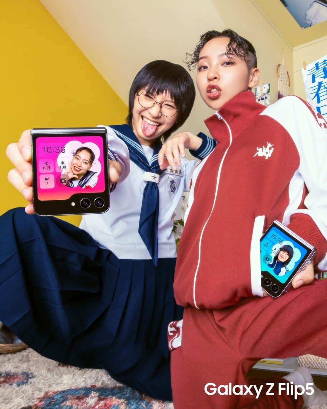 Galaxy Mobile Japanのインスタグラム：「#GalaxyZFlip5x新しい学校のリーダーズ の「推し活」をテーマにした新CMが公開💚  @japan_leaders のRINさんが #GalaxyZFlip5 の待ち受けにした、「推し」のSUZUKAさんに夢中に✨  Galaxy Z Flip5 の特徴の、自分好みにカスタムできるフレックスウィンドウに注目👀  #JoinTheFlipSide #Samsung」