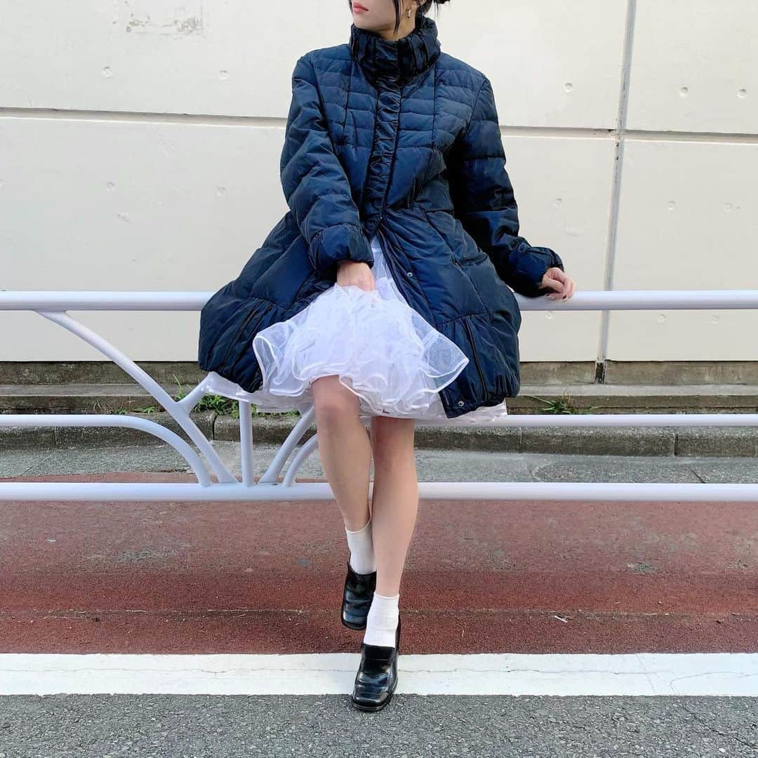 birthdeathのインスタグラム：「New Arrivals  90's Dress style down coat  80's White tulle skirt  90's Black  leather loafers  #birthdeath #vintage」