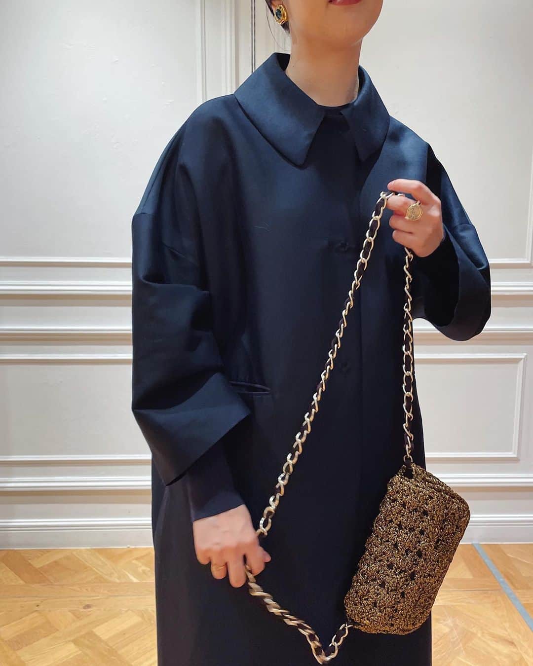 IÉNA LA BOUCLEのインスタグラム：「. ⁡ 〈ウールシルクバックサテンステンコート〉 ⁡ 絹織物産地として有名な北陸のウールシルク素材。 美しい光沢感と軽くてなめらかな肌触りが魅力です。 デザインポイントでもある大きめの襟は少し首元が開いているので、スカーフを差し込んでも素敵です。 ⁡ coat ¥88,000 intax navy,brown no. 23020914120030 ⁡ #ienalaboucle#iena#イエナ#イエナラブークル#ienalaboucle_23aw」