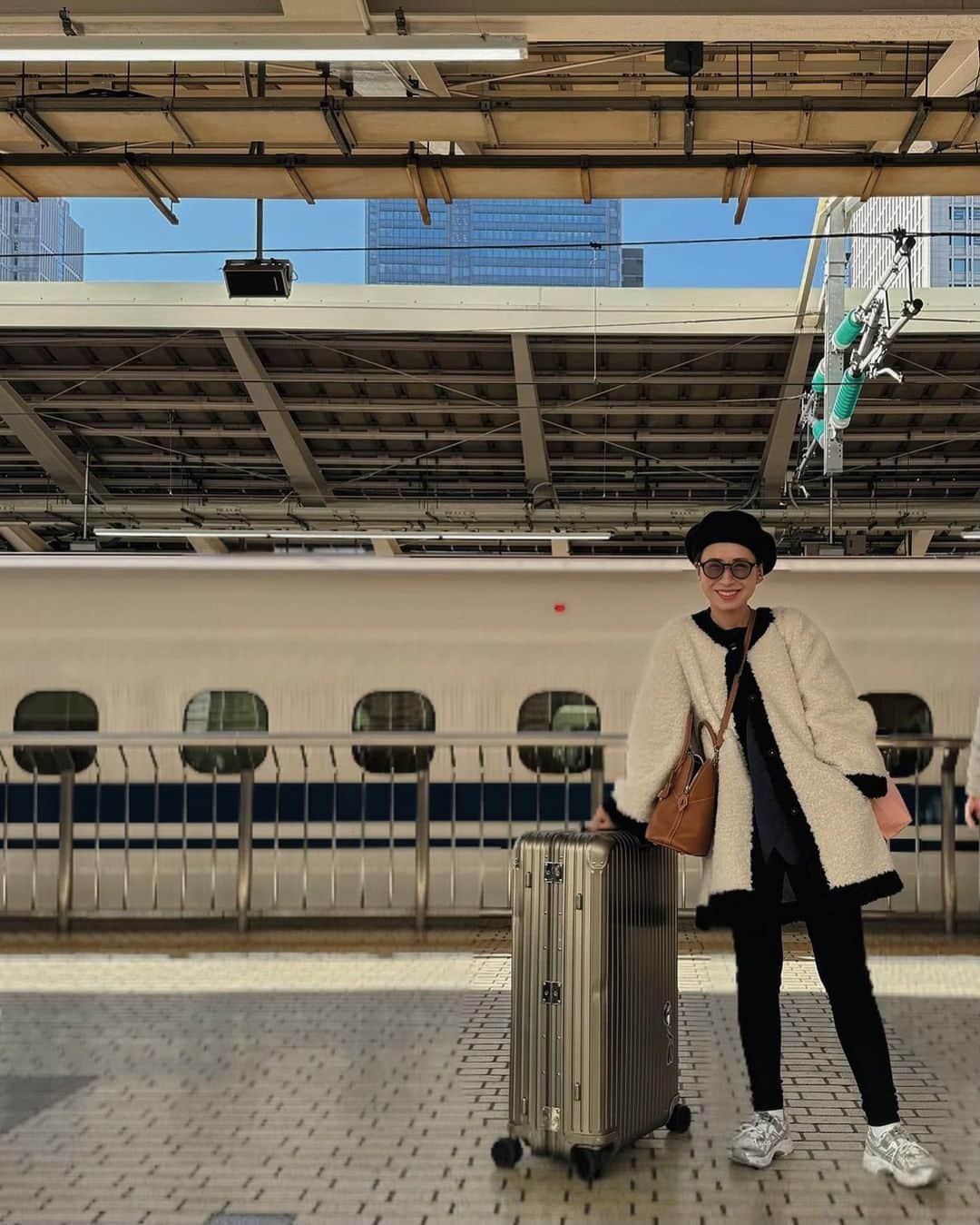 大橋あゆみのインスタグラム：「快晴の関西から快晴のお江戸へ🗼  明日から一週間、関東の皆様どうぞよろしくお願い致します💗  東京の皆様からの助言でとりあえずジャケットコートに落ち着きました😺  これから搬入だ！  ps.どうぞよろしくお頼もうしますと言うのを耐えました  ■開催場所■ 伊勢丹新宿店本館2階　ザ・ステージ2  ▼期間▼ 11/15(wed)〜11/21(tue)  皆様のご来店をスタッフ一同心よりお待ち申し上げます。  #UNMINOU#アンミヌ#unminoustyle#大人フェミニン#フェミニンコーデ#アンミヌコーデ」