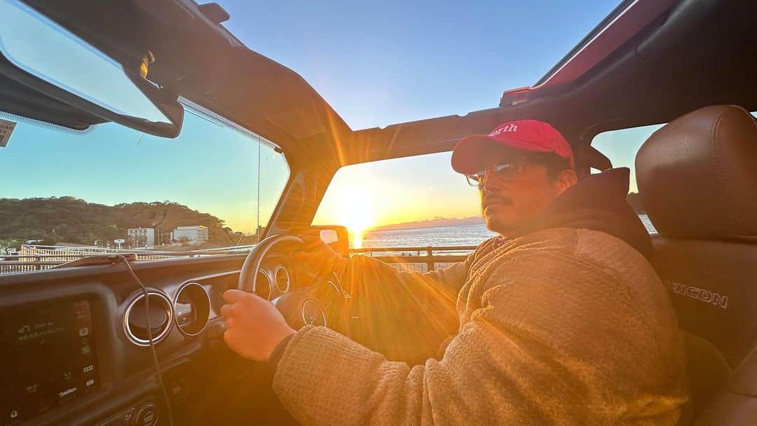 池内博之さんのインスタグラム写真 - (池内博之Instagram)「Jeep様からGladiator をお借りしました。デカい！かっこいい！オープンにしてまずは海岸をドライブ☀️ Jeeplifeを楽しもう🕶️」11月14日 14時57分 - hiroyuki.ikeuchi