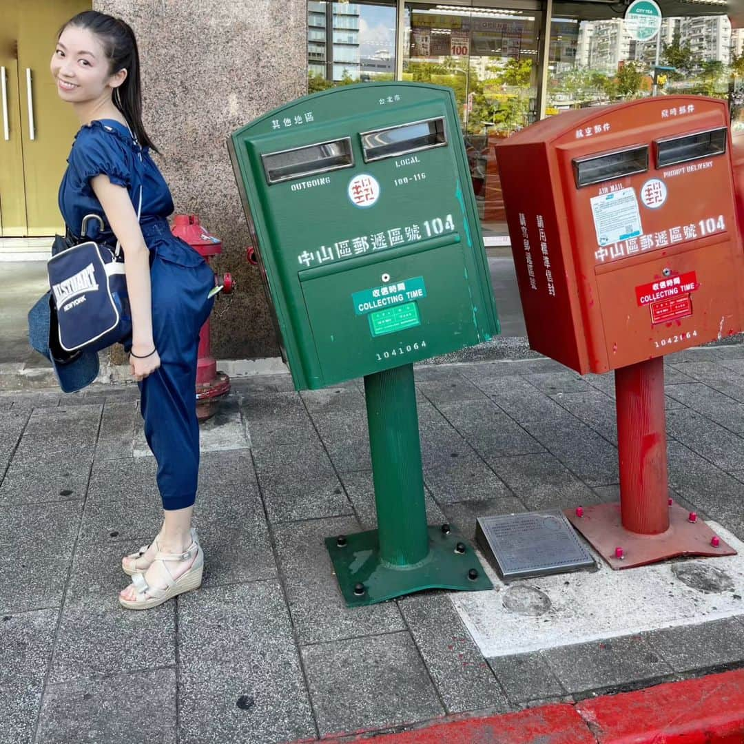 久嬢由起子さんのインスタグラム写真 - (久嬢由起子Instagram)「台風で曲がってしまったけど倒れず踏ん張って耐えた郵便ポスト📪️ 足腰の強さが人間もポストも重要ってことだね🤣  #しりペンintheworld  #歪腰郵筒  #普通にコンビニの前にあって #まぁまぁ目立ってたけど #しりペンタイム  #台湾 #肛筋 #taipei」11月14日 15時00分 - yukikokujyo